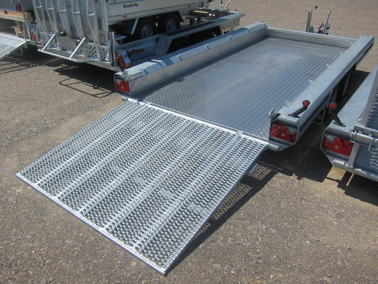 HULCO TERRAX Aluboden 394x180x27cm Heckrampe 150cm (XL) 3000kg - Přepravník stavebních strojů: obrázek 3 HULCO TERRAX Aluboden 394x180x27cm Heckrampe 150cm (XL) 3000kg - Přepravník stavebních strojů: obrázek 3