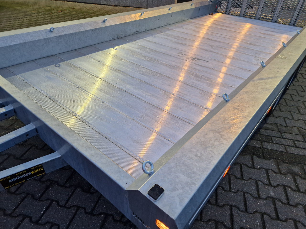 HULCO TERRAX Aluboden 469x195x27cm Heckrampe 150cm Tridem 3500kg (XXL) - Přepravník stavebních strojů: obrázek 4 HULCO TERRAX Aluboden 469x195x27cm Heckrampe 150cm Tridem 3500kg (XXL) - Přepravník stavebních strojů: obrázek 4