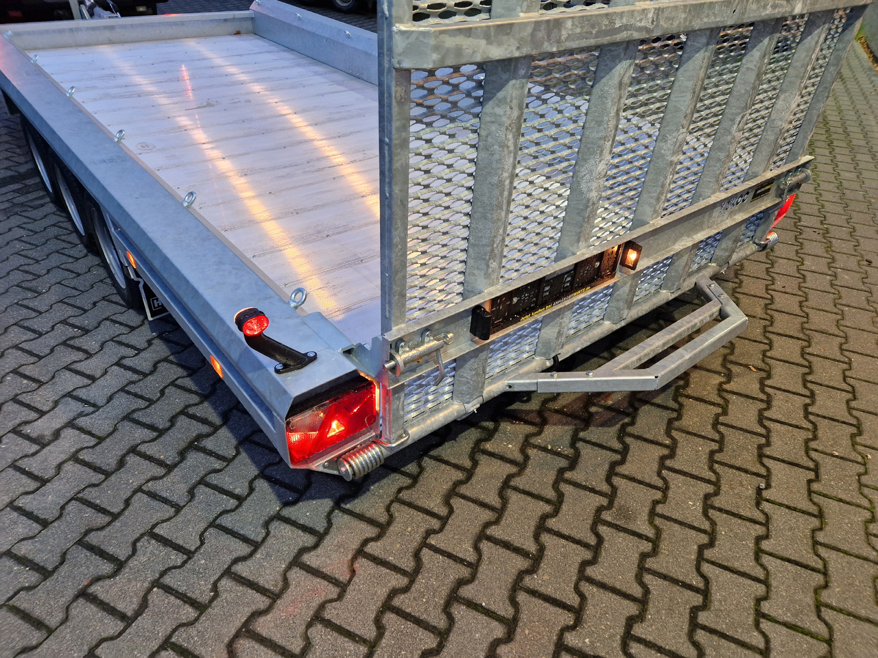 HULCO TERRAX Aluboden 469x195x27cm Heckrampe 150cm Tridem 3500kg (XXL) - Přepravník stavebních strojů: obrázek 5 HULCO TERRAX Aluboden 469x195x27cm Heckrampe 150cm Tridem 3500kg (XXL) - Přepravník stavebních strojů: obrázek 5