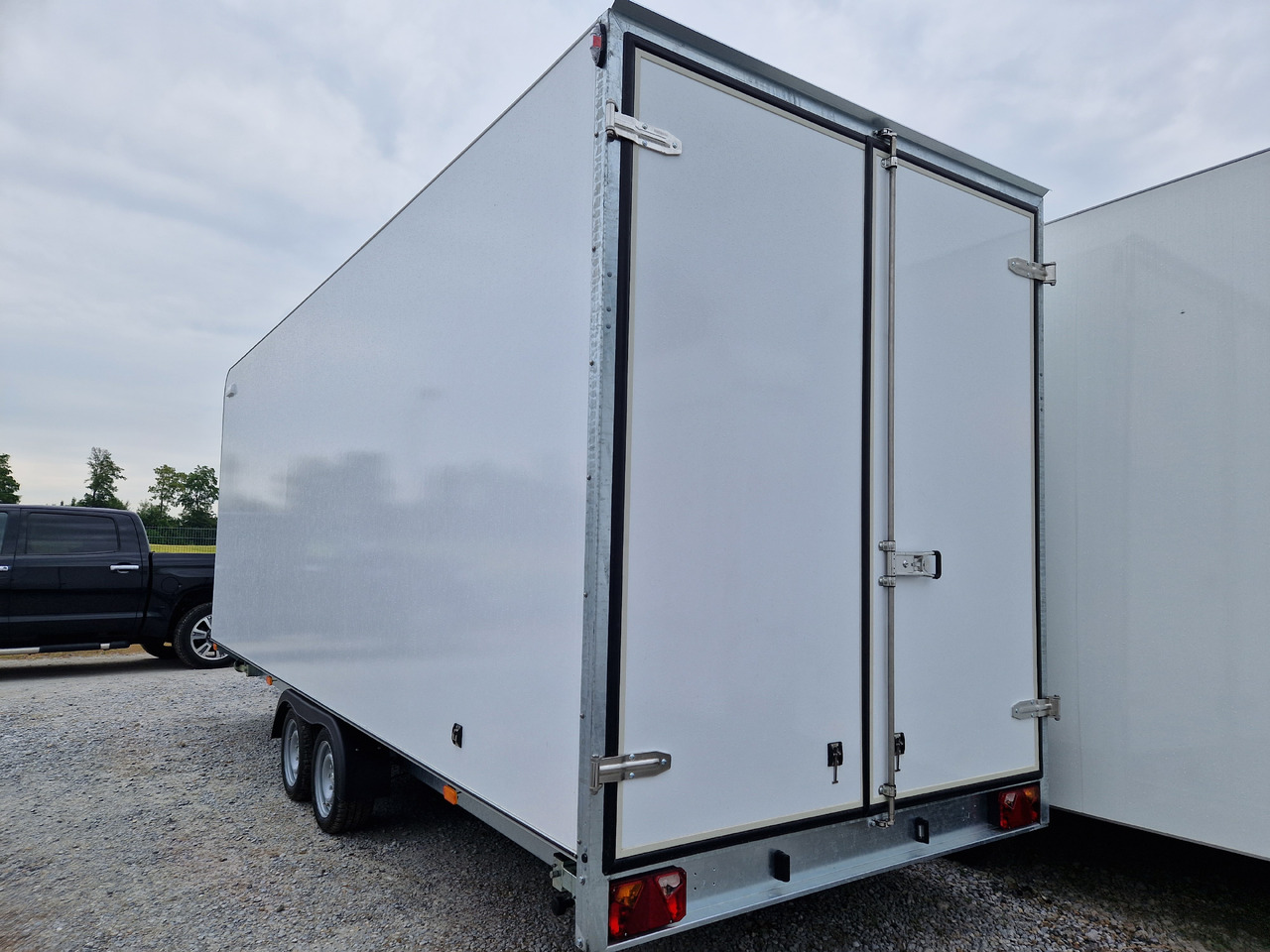 Hochlader Koffer TFSP 600T.00 600x200x210cm aero Zurrsy. Seitentür IL 13" (XXXL) 100km/H 3500kg - Skříňový přívěs: obrázek 2 Hochlader Koffer TFSP 600T.00 600x200x210cm aero Zurrsy. Seitentür IL 13" (XXXL) 100km/H 3500kg - Skříňový přívěs: obrázek 2