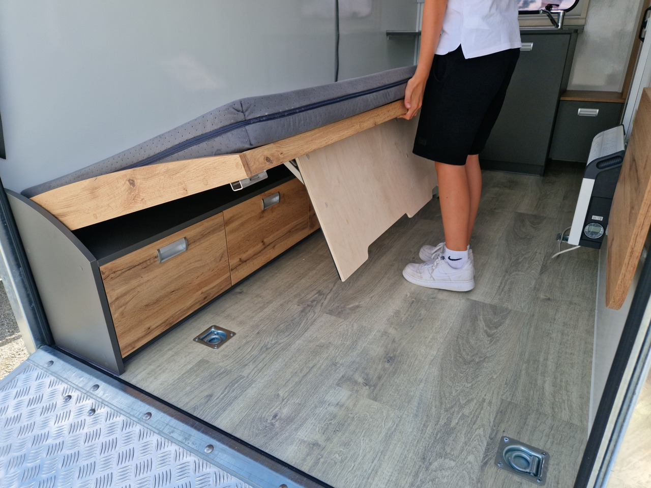 Karavan Koffer Camp TFS ST 320.01 320x150x180cm Premium Rampe Seitentür Fenster Bett 1300kg 100km/H: obrázek 7