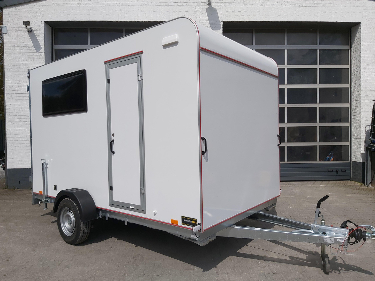 Koffer Sport Camp TFS 360.00 360x200x210cm aero Seitentür Fenster Bett (L) 1300kg 100km/H - Karavan: obrázek 1 Koffer Sport Camp TFS 360.00 360x200x210cm aero Seitentür Fenster Bett (L) 1300kg 100km/H - Karavan: obrázek 1