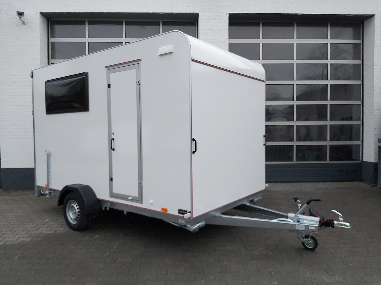 Koffer Sport Camp TFS 360.01 360x200x210cm aero Seitentür Heckrampe Fenster Bett (L) 100kmH 1300kg - Karavan: obrázek 1 Koffer Sport Camp TFS 360.01 360x200x210cm aero Seitentür Heckrampe Fenster Bett (L) 100kmH 1300kg - Karavan: obrázek 1