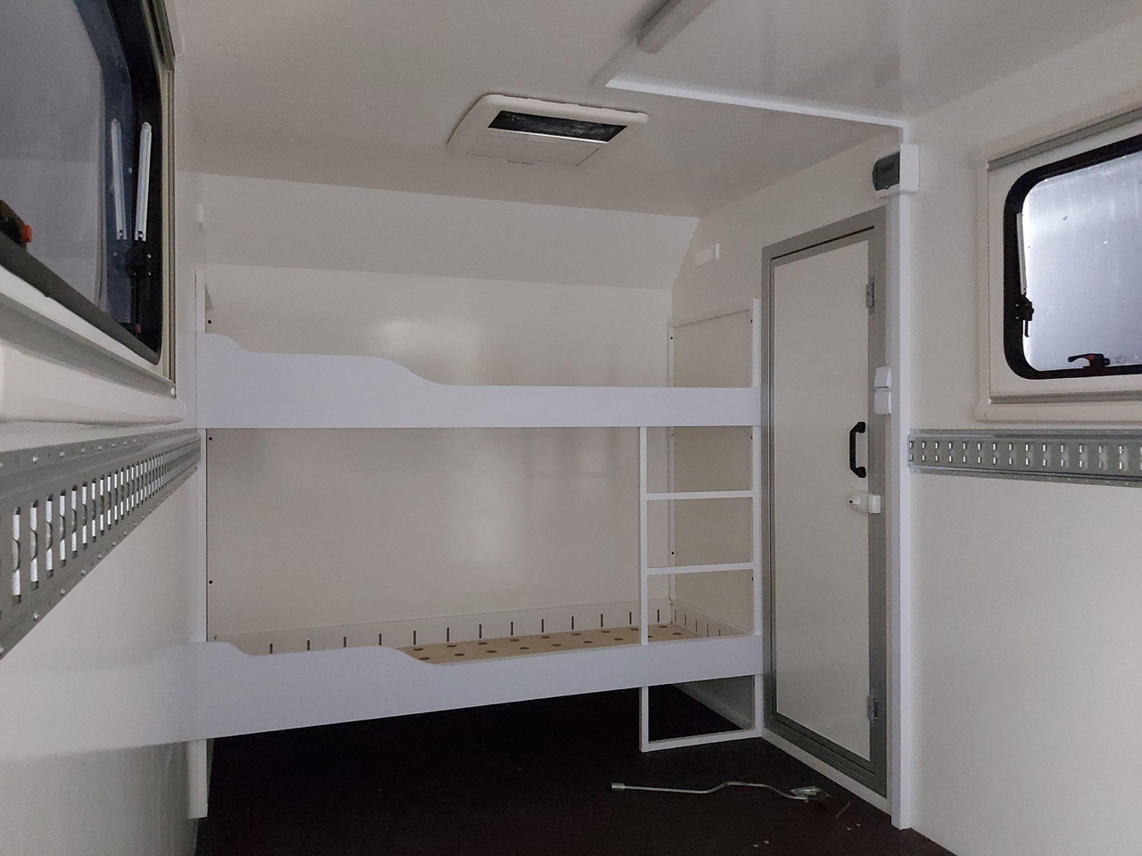 Koffer Sport Camp TFS 360.01 360x200x210cm aero Seitentür Heckrampe Fenster Bett (L) 100kmH 1300kg - Karavan: obrázek 5 Koffer Sport Camp TFS 360.01 360x200x210cm aero Seitentür Heckrampe Fenster Bett (L) 100kmH 1300kg - Karavan: obrázek 5