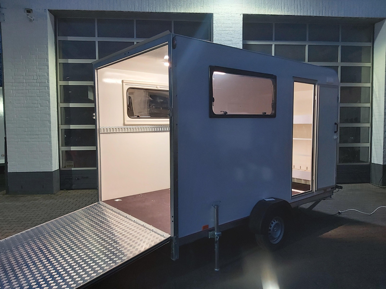 Koffer Sport Camp TFS 360.01 360x200x210cm aero Seitentür Heckrampe Fenster Bett (L) 100kmH 1300kg - Karavan: obrázek 2 Koffer Sport Camp TFS 360.01 360x200x210cm aero Seitentür Heckrampe Fenster Bett (L) 100kmH 1300kg - Karavan: obrázek 2