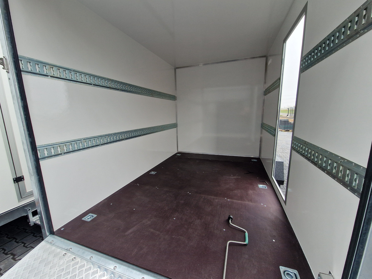 Koffer Sport Camp TFS 550.01 550x200x210cm Laderaum ST & Wohnabteil 2700kg - Karavan: obrázek 5 Koffer Sport Camp TFS 550.01 550x200x210cm Laderaum ST & Wohnabteil 2700kg - Karavan: obrázek 5