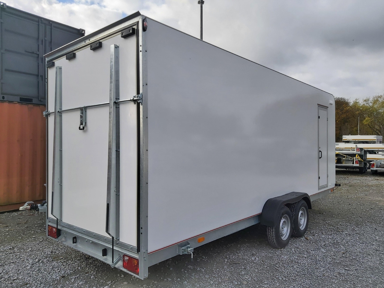 Koffer TFS 600T.01 3500 600x200x210cm aero Heckrampe Seitentür IL (XXL) 100km/H 3500kg - Skříňový přívěs: obrázek 4 Koffer TFS 600T.01 3500 600x200x210cm aero Heckrampe Seitentür IL (XXL) 100km/H 3500kg - Skříňový přívěs: obrázek 4