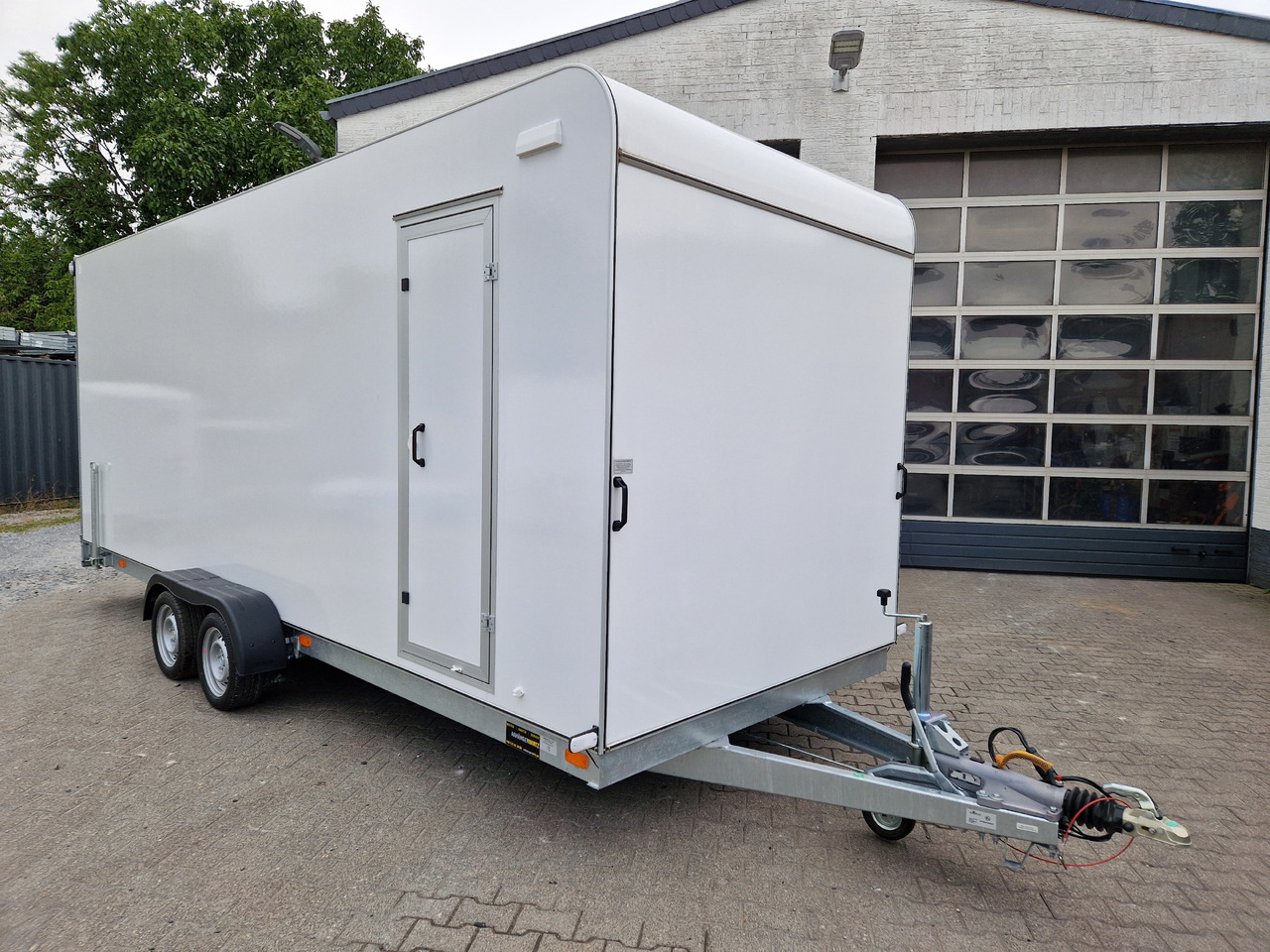 Koffer TFS 600T.01 3500 600x200x210cm aero Heckrampe Seitentür IL (XXL) 100km/H 3500kg - Skříňový přívěs: obrázek 1 Koffer TFS 600T.01 3500 600x200x210cm aero Heckrampe Seitentür IL (XXL) 100km/H 3500kg - Skříňový přívěs: obrázek 1