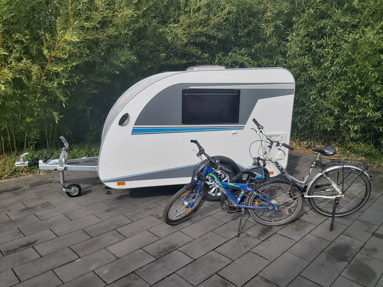 Mini Camper Mini Tommy TMC25 252x140x121cm aero V1 Küche 12V/230V 100km/H 750kg gebremst Modell 24 - Karavan: obrázek 4 Mini Camper Mini Tommy TMC25 252x140x121cm aero V1 Küche 12V/230V 100km/H 750kg gebremst Modell 24 - Karavan: obrázek 4
