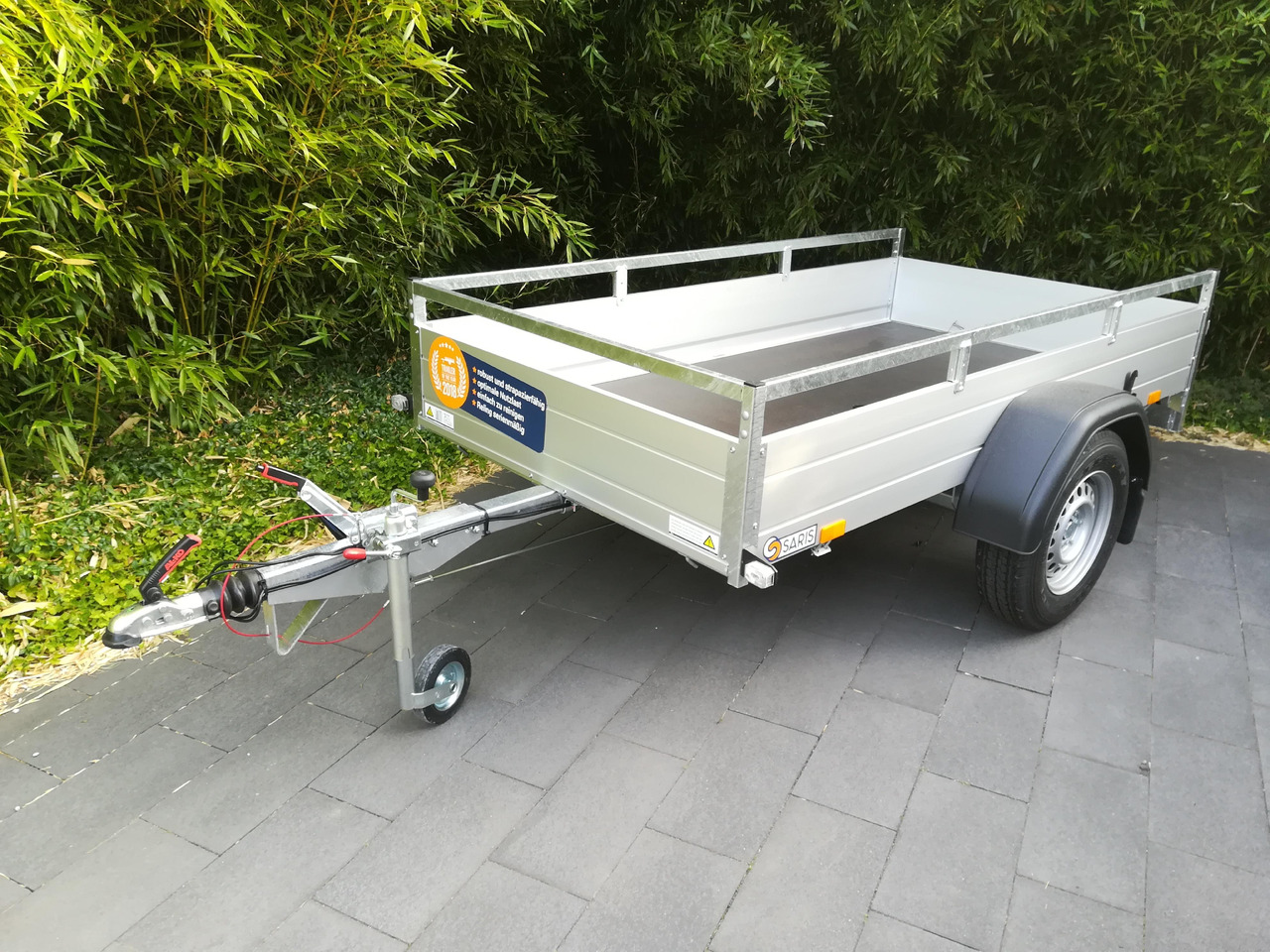 Saris Anhänger DV135 McAlu Pro MP 255x133x43cm (S) 1350kg Online Aktion Modell 2024 - Přívěsný vozík: obrázek 1 Saris Anhänger DV135 McAlu Pro MP 255x133x43cm (S) 1350kg Online Aktion Modell 2024 - Přívěsný vozík: obrázek 1