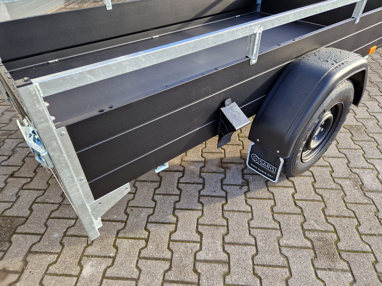 Přívěsný vozík Saris Anhänger DV135 McAlu Pro MP 255x133x43cm blackline (S) 1350kg black deal Aktion: obrázek 13 Přívěsný vozík Saris Anhänger DV135 McAlu Pro MP 255x133x43cm blackline (S) 1350kg black deal Aktion: obrázek 13