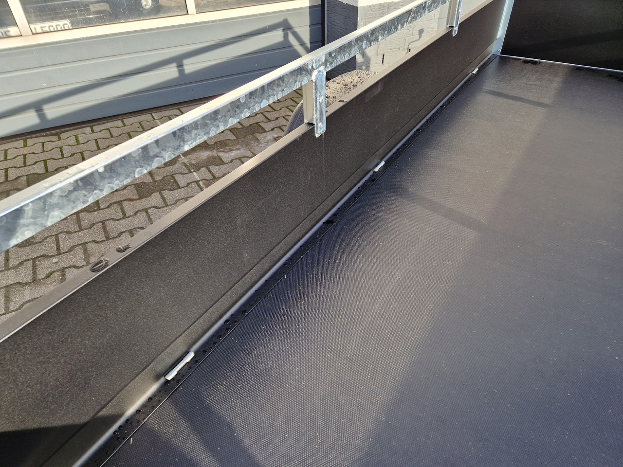 Saris Anhänger DV135 McAlu Pro MP 255x133x43cm blackline (S) 1350kg black deal Aktion - Přívěsný vozík: obrázek 4 Saris Anhänger DV135 McAlu Pro MP 255x133x43cm blackline (S) 1350kg black deal Aktion - Přívěsný vozík: obrázek 4