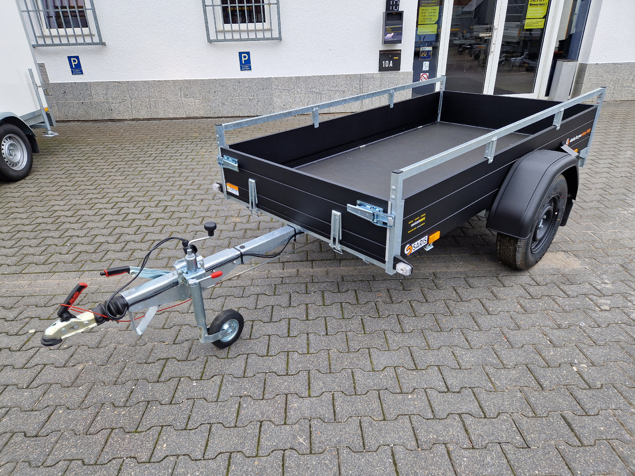 Saris Anhänger DV135 McAlu Pro MP 255x133x44cm black klappbare Vorderwand 1350kg - Přívěsný vozík: obrázek 1 Saris Anhänger DV135 McAlu Pro MP 255x133x44cm black klappbare Vorderwand 1350kg - Přívěsný vozík: obrázek 1