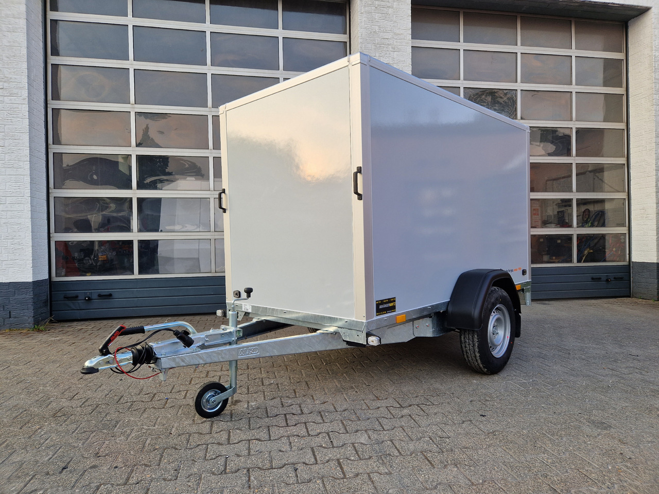 Saris Koffer GO 256 134 1350 1 GFK grau (S) 1350kg Modell 2024 - Skříňový přívěs: obrázek 1 Saris Koffer GO 256 134 1350 1 GFK grau (S) 1350kg Modell 2024 - Skříňový přívěs: obrázek 1