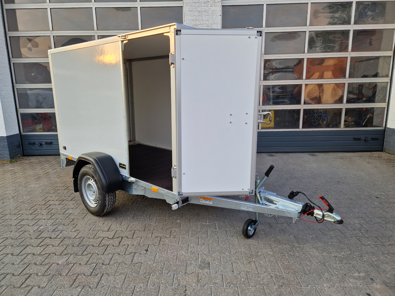Saris Koffer GO 256 134 1350 1 GFK grau Seitentür (S) 1300kg Modell 2024 - Skříňový přívěs: obrázek 3 Saris Koffer GO 256 134 1350 1 GFK grau Seitentür (S) 1300kg Modell 2024 - Skříňový přívěs: obrázek 3