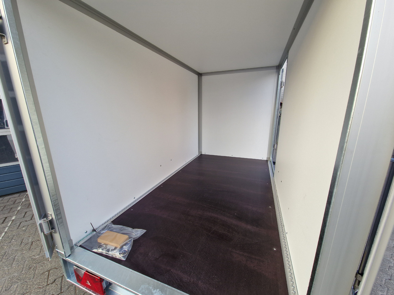 Saris Koffer GO 256 134 1350 1 GFK grau Seitentür (S) 1300kg Modell 2024 - Skříňový přívěs: obrázek 5 Saris Koffer GO 256 134 1350 1 GFK grau Seitentür (S) 1300kg Modell 2024 - Skříňový přívěs: obrázek 5
