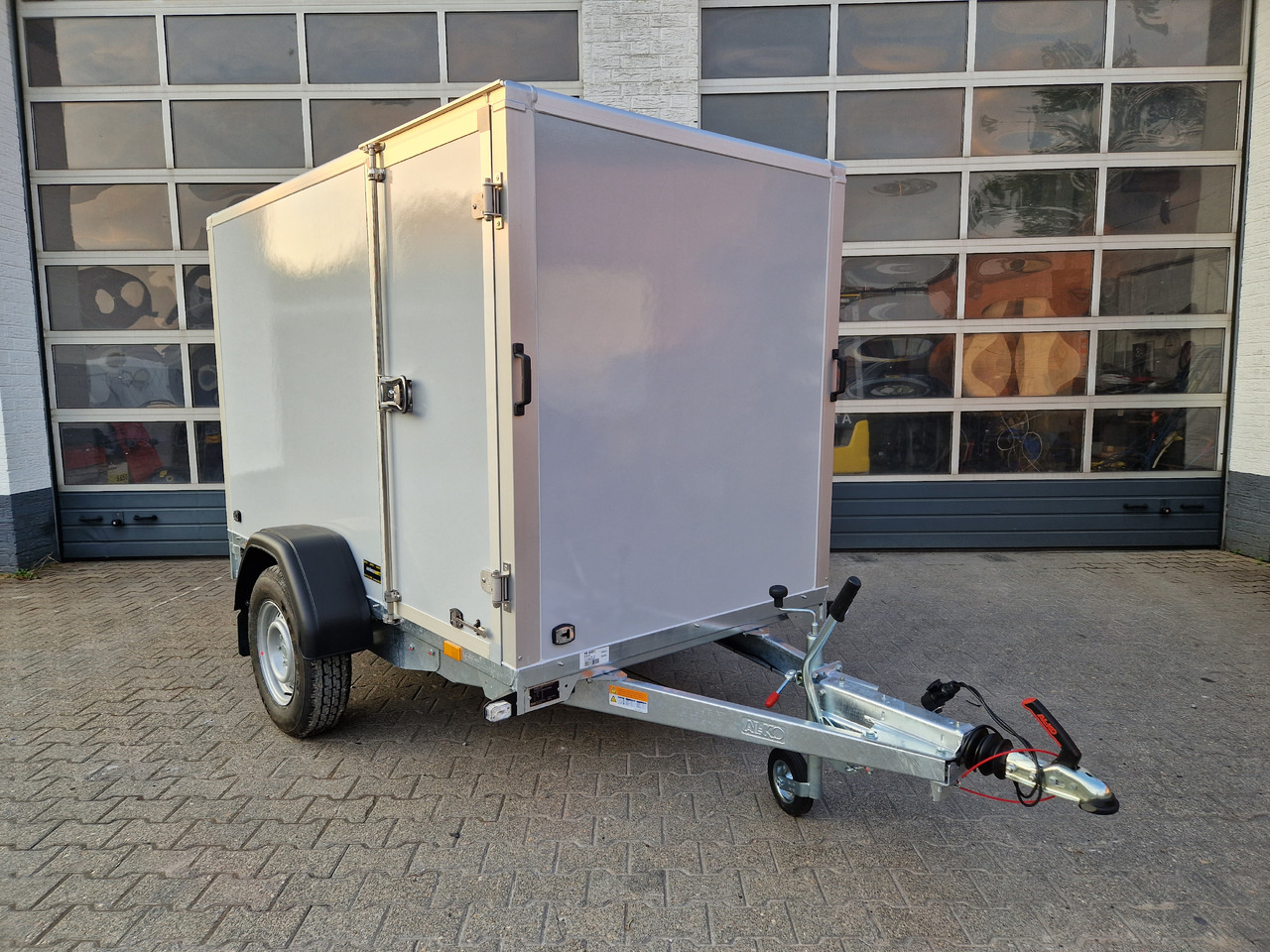Saris Koffer GO 256 134 1350 1 GFK grau Seitentür (S) 1300kg Modell 2024 - Skříňový přívěs: obrázek 4 Saris Koffer GO 256 134 1350 1 GFK grau Seitentür (S) 1300kg Modell 2024 - Skříňový přívěs: obrázek 4