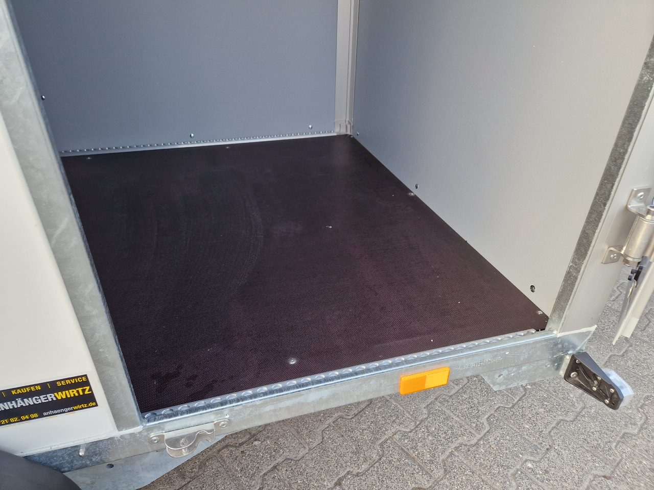 Saris Koffer GO 256 134 1350 1 GFK weiß Seitentür (S) 1350kg Modell 2024 - Skříňový přívěs: obrázek 3 Saris Koffer GO 256 134 1350 1 GFK weiß Seitentür (S) 1350kg Modell 2024 - Skříňový přívěs: obrázek 3