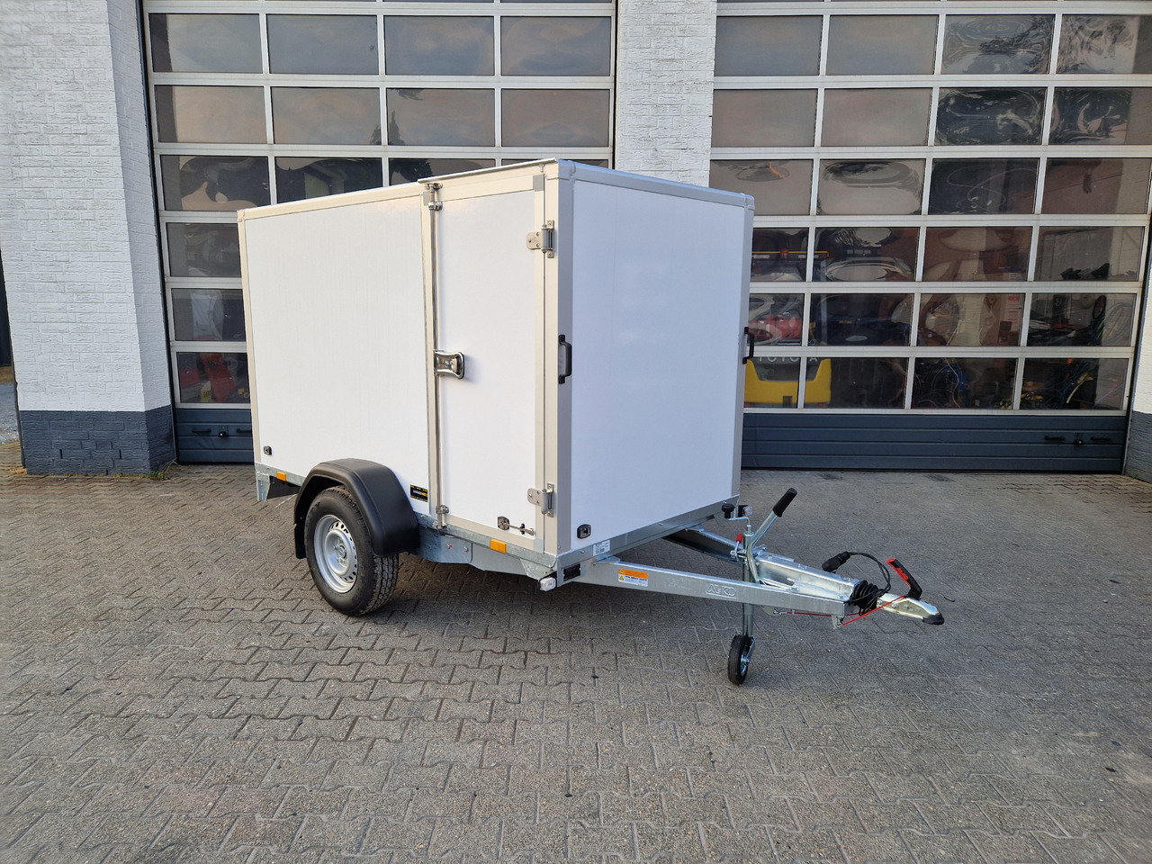 Saris Koffer GO 256 134 1350 1 GFK weiß Seitentür (S) 1350kg Modell 2024 - Skříňový přívěs: obrázek 1 Saris Koffer GO 256 134 1350 1 GFK weiß Seitentür (S) 1350kg Modell 2024 - Skříňový přívěs: obrázek 1