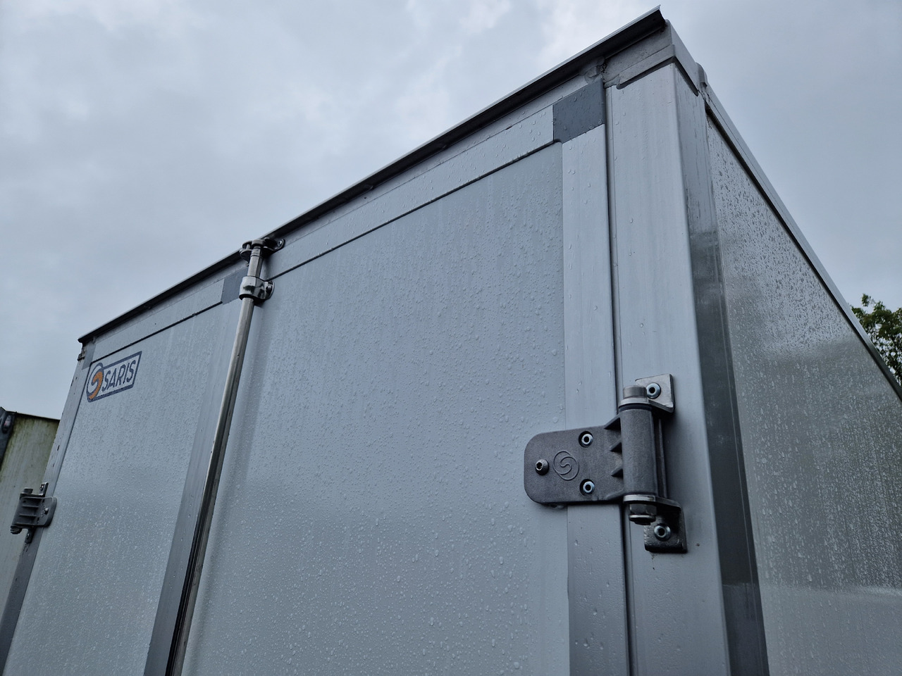 Saris Koffer GO 306 154 180 1500 1 306x154x180cm GFK weiß (M) 1500kg - Skříňový přívěs: obrázek 5 Saris Koffer GO 306 154 180 1500 1 306x154x180cm GFK weiß (M) 1500kg - Skříňový přívěs: obrázek 5