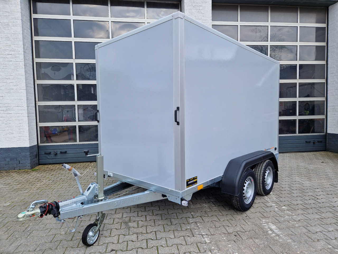 Saris Koffer GO 306 154 180 2000 2 306x154x180cm GFK grau (M) 2000kg Modell 2023 - Skříňový přívěs: obrázek 3 Saris Koffer GO 306 154 180 2000 2 306x154x180cm GFK grau (M) 2000kg Modell 2023 - Skříňový přívěs: obrázek 3