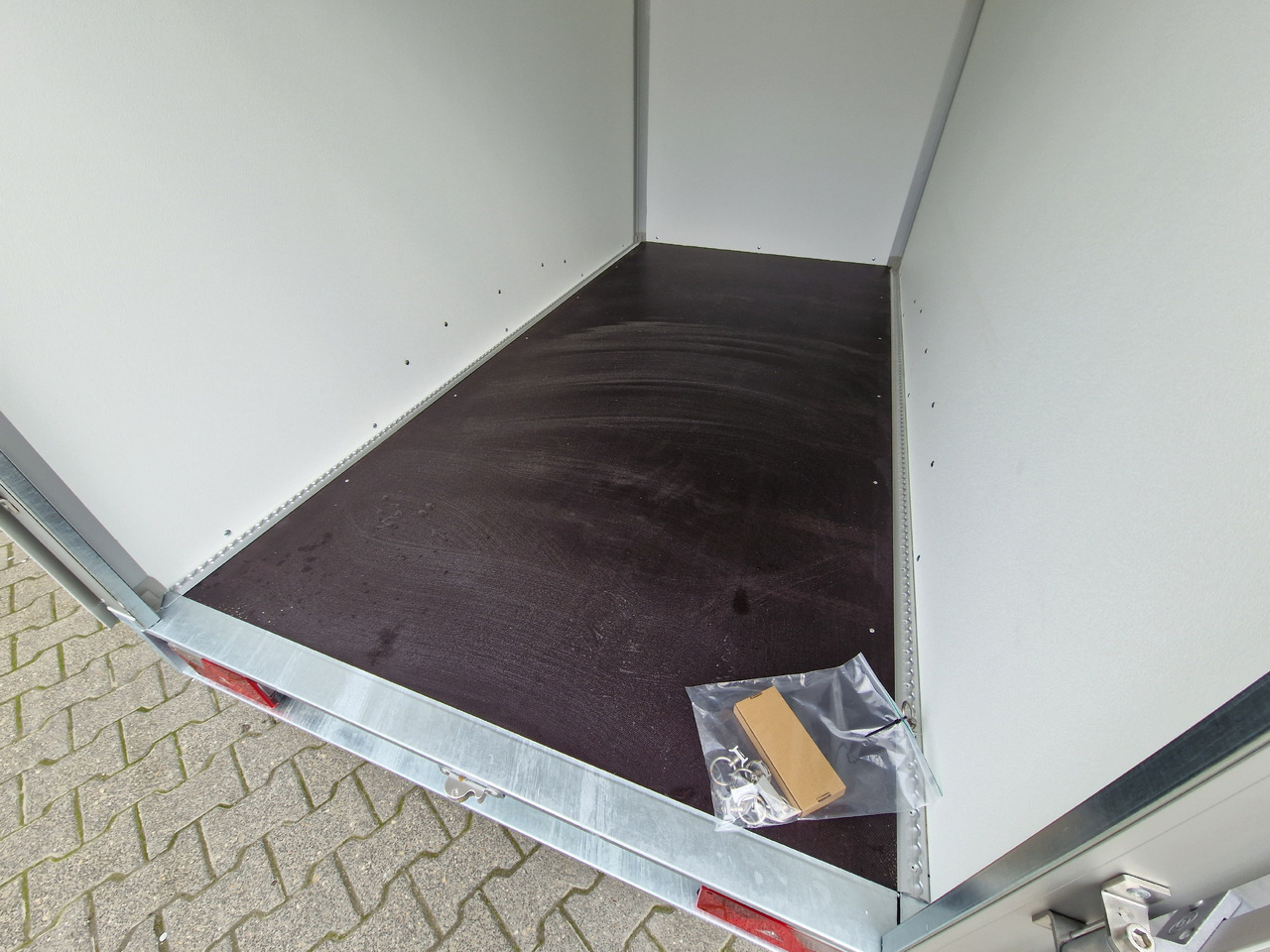 Skříňový přívěs Saris Koffer GO 306 154 180 2000 2 306x154x180cm GFK grau (M) 2000kg Modell 2023: obrázek 19