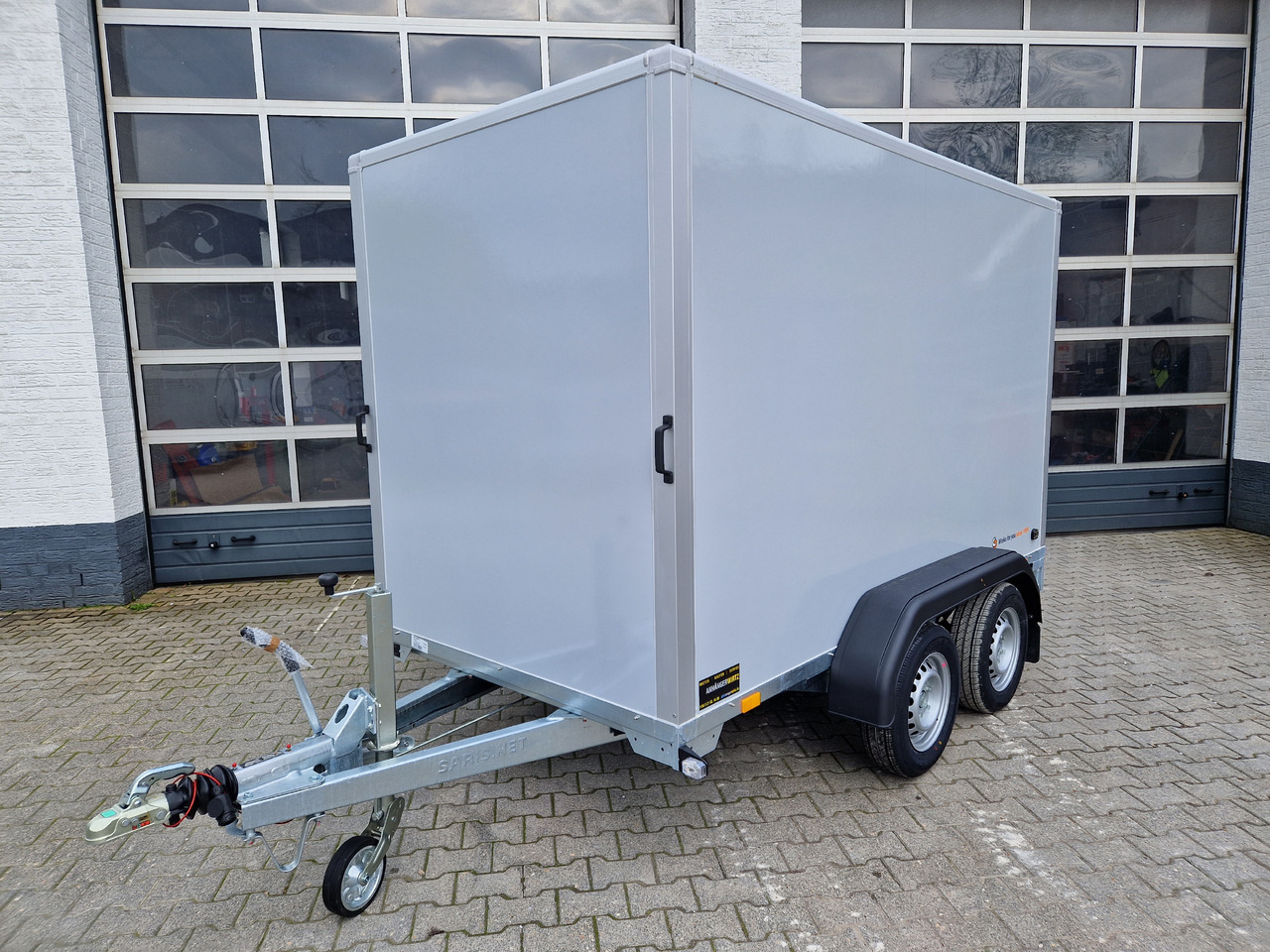 Saris Koffer GO 306 154 180 2000 2 306x154x180cm GFK grau (M) 2000kg Modell 2023 - Skříňový přívěs: obrázek 2 Saris Koffer GO 306 154 180 2000 2 306x154x180cm GFK grau (M) 2000kg Modell 2023 - Skříňový přívěs: obrázek 2