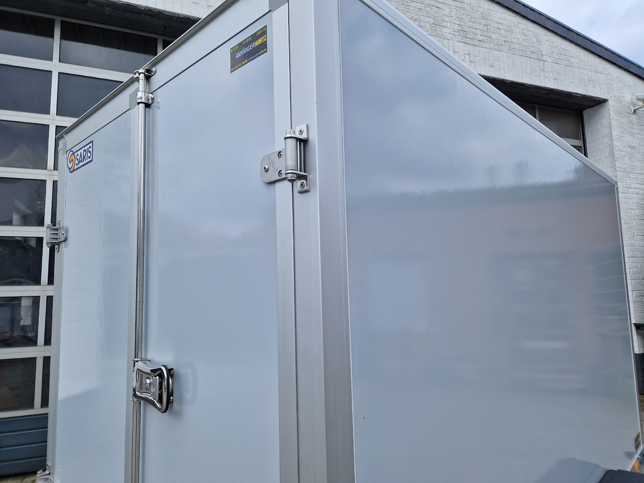 Skříňový přívěs Saris Koffer GO 306 154 180 2000 2 306x154x180cm GFK grau (M) 2000kg Modell 2023: obrázek 16
