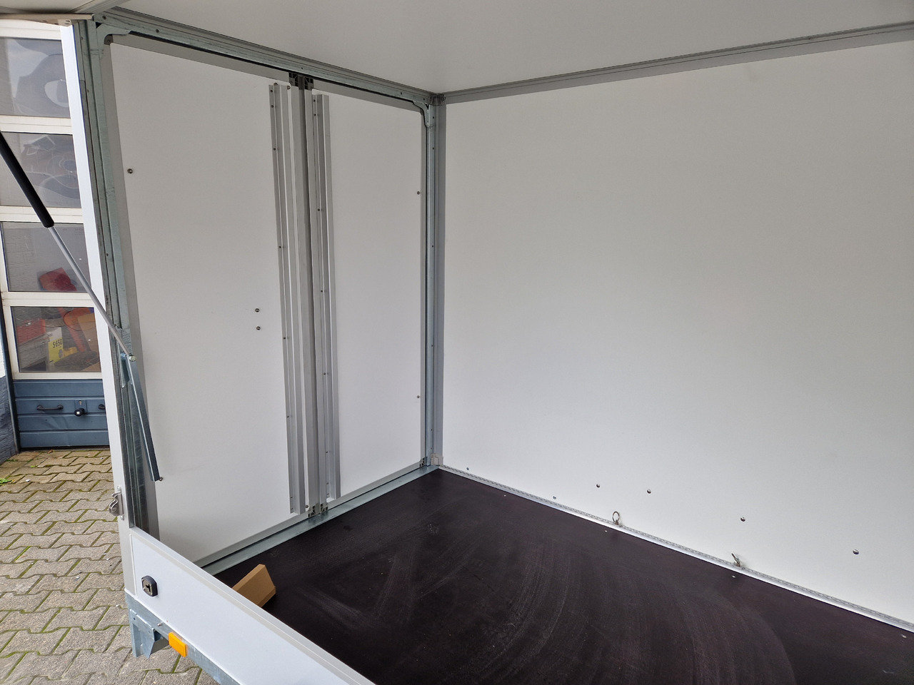 Saris Koffer GO 306 154 180 2000 2 306x154x180cm GFK grau Seitenklappe (M) 2000kg Modell 2024 - Skříňový přívěs: obrázek 3 Saris Koffer GO 306 154 180 2000 2 306x154x180cm GFK grau Seitenklappe (M) 2000kg Modell 2024 - Skříňový přívěs: obrázek 3