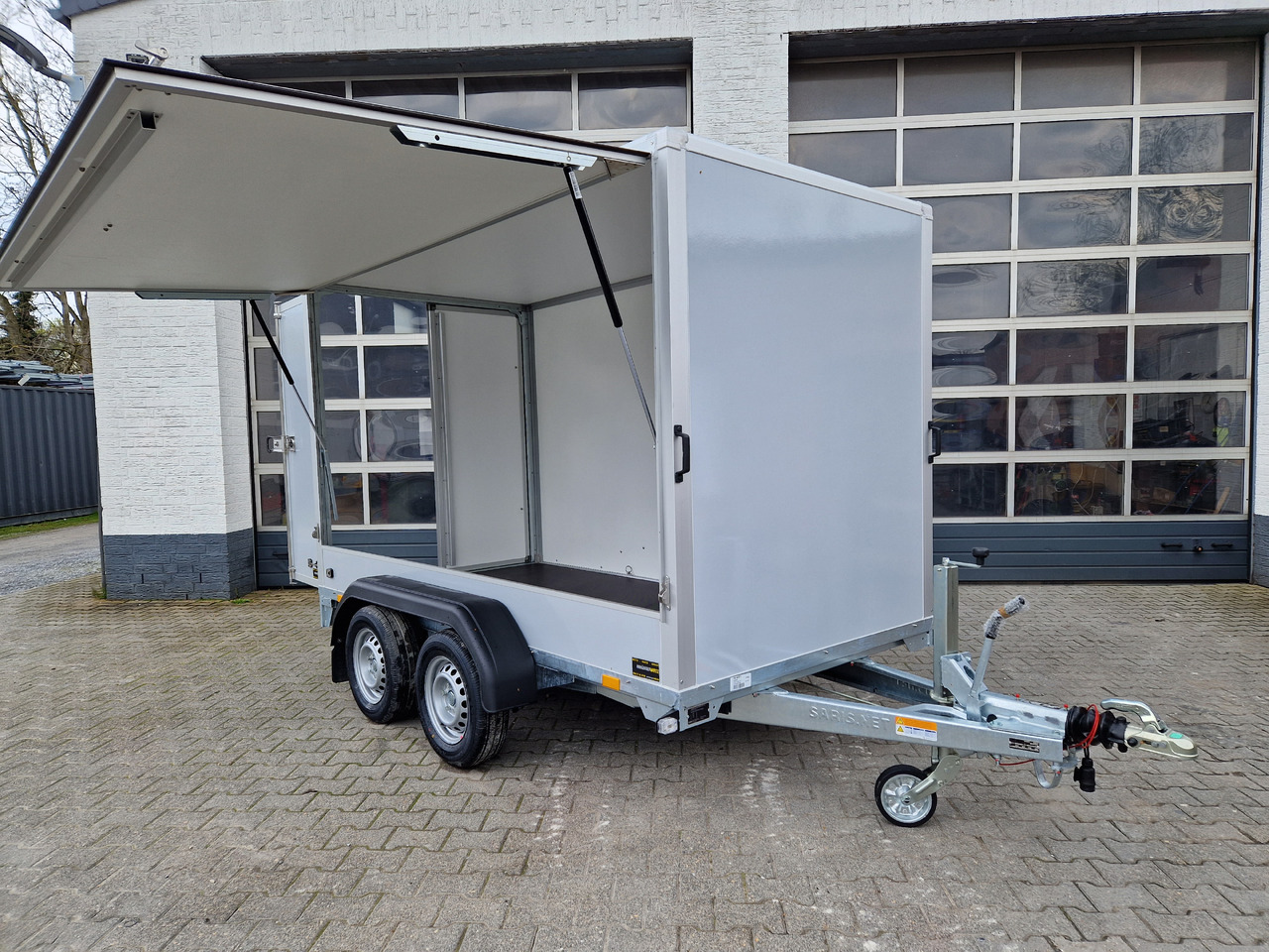 Saris Koffer GO 306 154 180 2000 2 306x154x180cm GFK grau Seitenklappe (M) 2000kg Modell 2024 - Skříňový přívěs: obrázek 2 Saris Koffer GO 306 154 180 2000 2 306x154x180cm GFK grau Seitenklappe (M) 2000kg Modell 2024 - Skříňový přívěs: obrázek 2