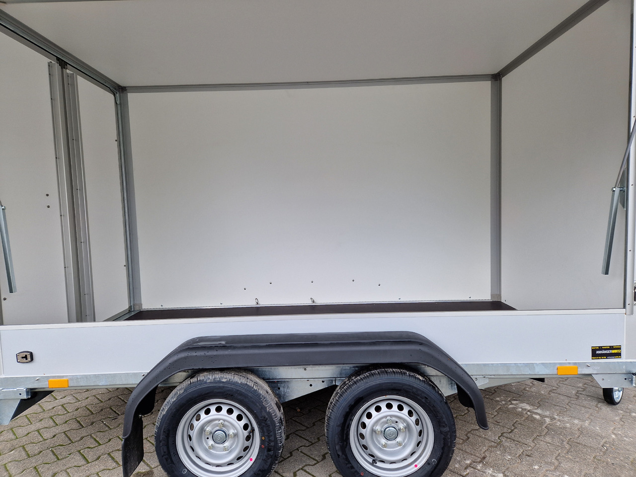 Saris Koffer GO 306 154 180 2000 2 306x154x180cm GFK grau Seitenklappe (M) 2000kg Modell 2024 - Skříňový přívěs: obrázek 4 Saris Koffer GO 306 154 180 2000 2 306x154x180cm GFK grau Seitenklappe (M) 2000kg Modell 2024 - Skříňový přívěs: obrázek 4