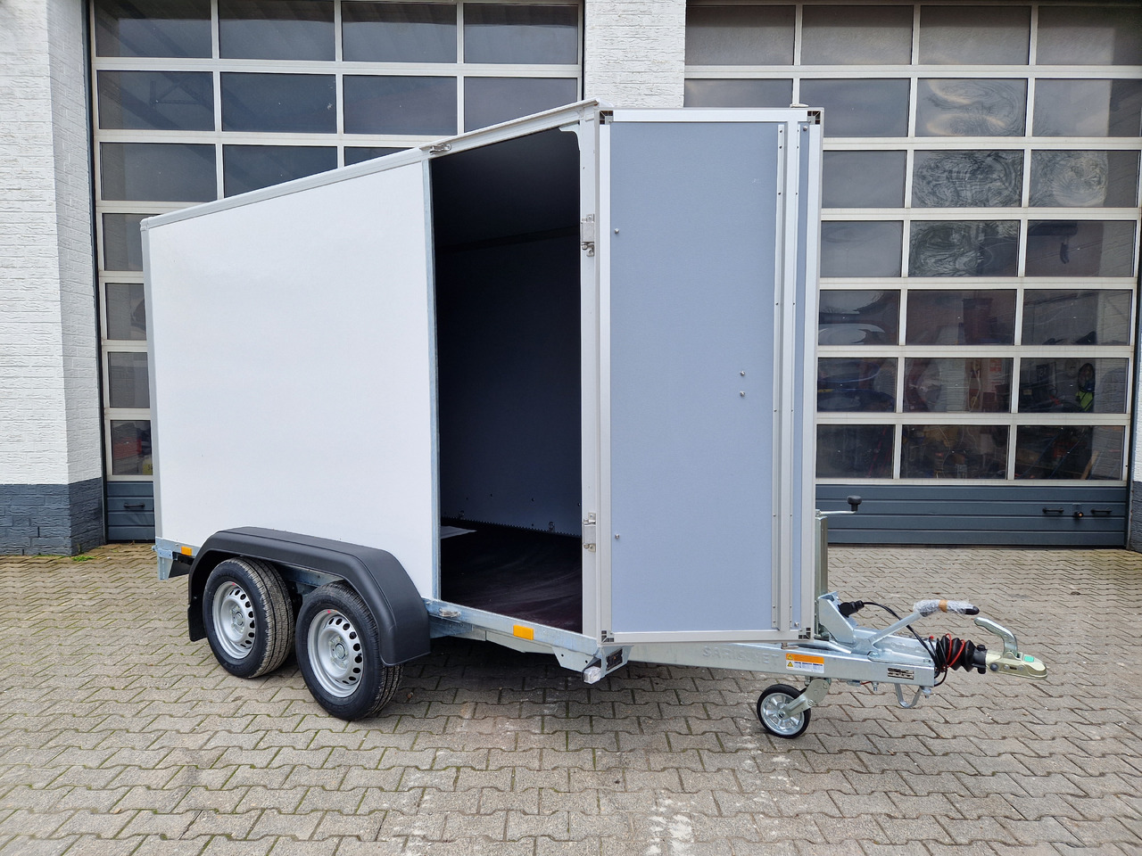 Skříňový přívěs Saris Koffer GO 306 154 180 2000 2 306x154x180cm GFK weiss Seitentür Auffahrklappe (M) 2000kg 2023: obrázek 19