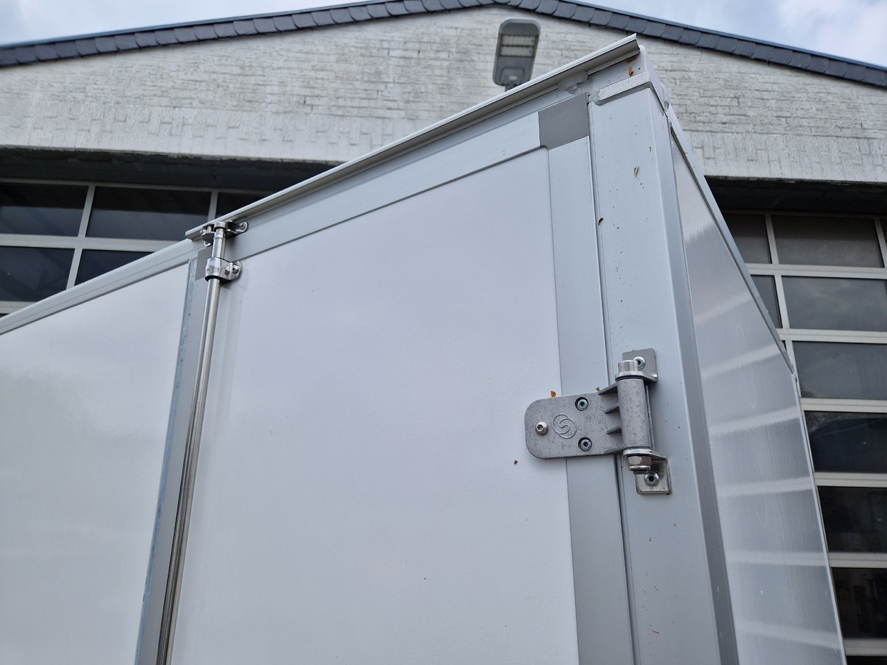 Skříňový přívěs Saris Koffer GO 306 154 180 2000 2 306x154x180cm GFK weiss Seitentür Auffahrklappe (M) 2000kg 2023: obrázek 17