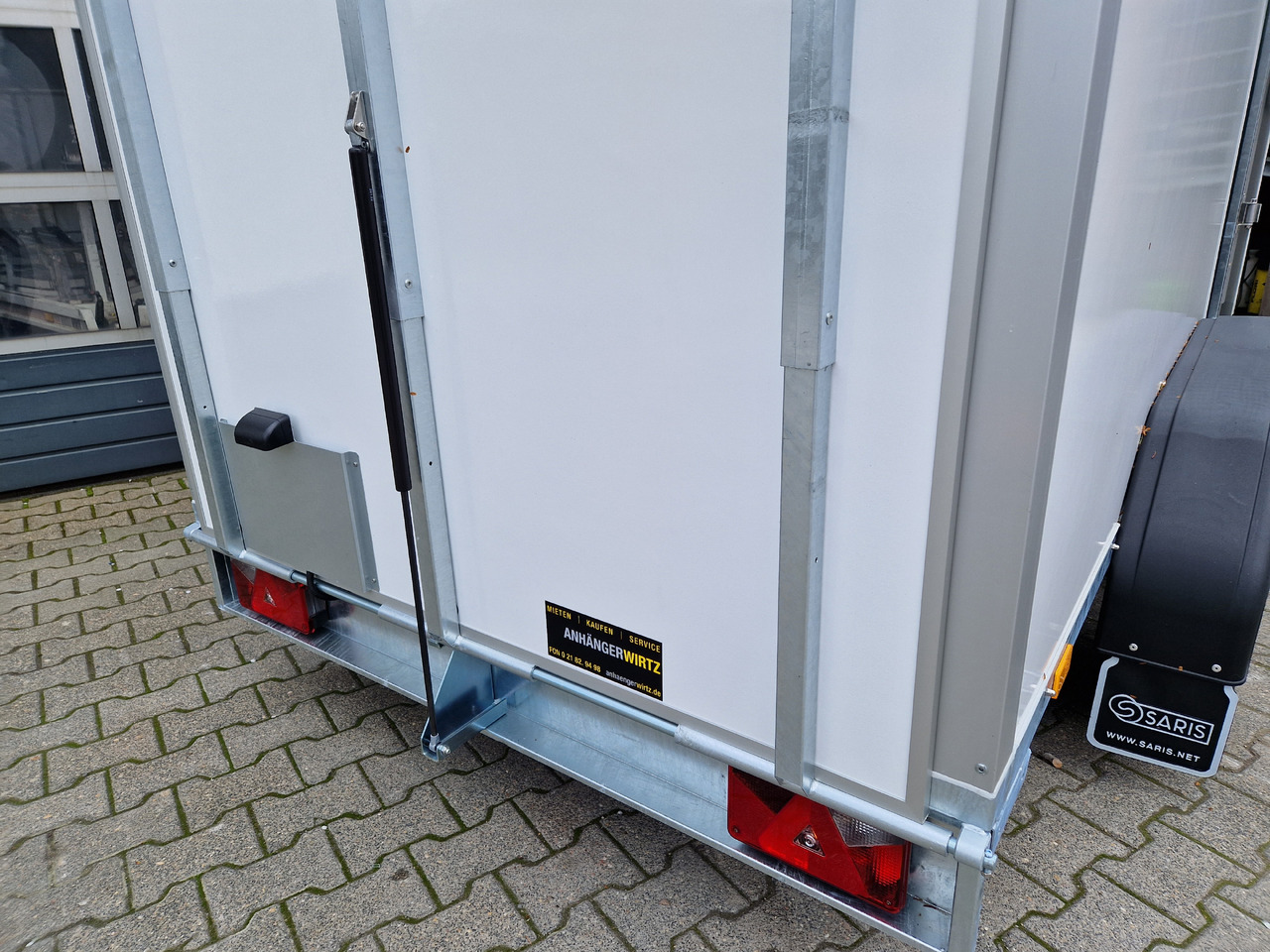 Saris Koffer GO 306 154 180 2000 2 306x154x180cm GFK weiss Seitentür Auffahrklappe (M) 2000kg 2023 - Skříňový přívěs: obrázek 5 Saris Koffer GO 306 154 180 2000 2 306x154x180cm GFK weiss Seitentür Auffahrklappe (M) 2000kg 2023 - Skříňový přívěs: obrázek 5