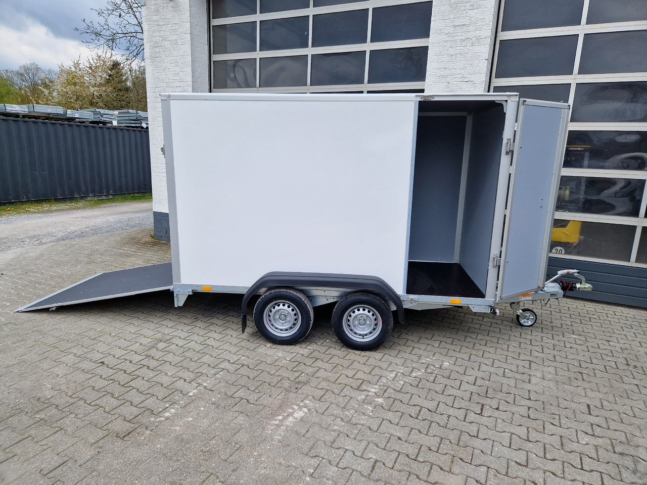 Saris Koffer GO 306 154 180 2000 2 306x154x180cm GFK weiss Seitentür Auffahrklappe (M) 2000kg 2023 - Skříňový přívěs: obrázek 1 Saris Koffer GO 306 154 180 2000 2 306x154x180cm GFK weiss Seitentür Auffahrklappe (M) 2000kg 2023 - Skříňový přívěs: obrázek 1