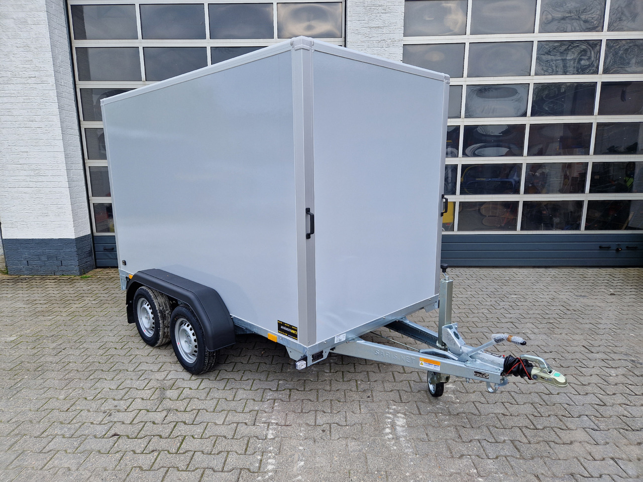 Saris Koffer GO 306 154 180 2700 2 306x154x180cm GFK grau (M) 2700kg Modell 2024 - Skříňový přívěs: obrázek 2 Saris Koffer GO 306 154 180 2700 2 306x154x180cm GFK grau (M) 2700kg Modell 2024 - Skříňový přívěs: obrázek 2