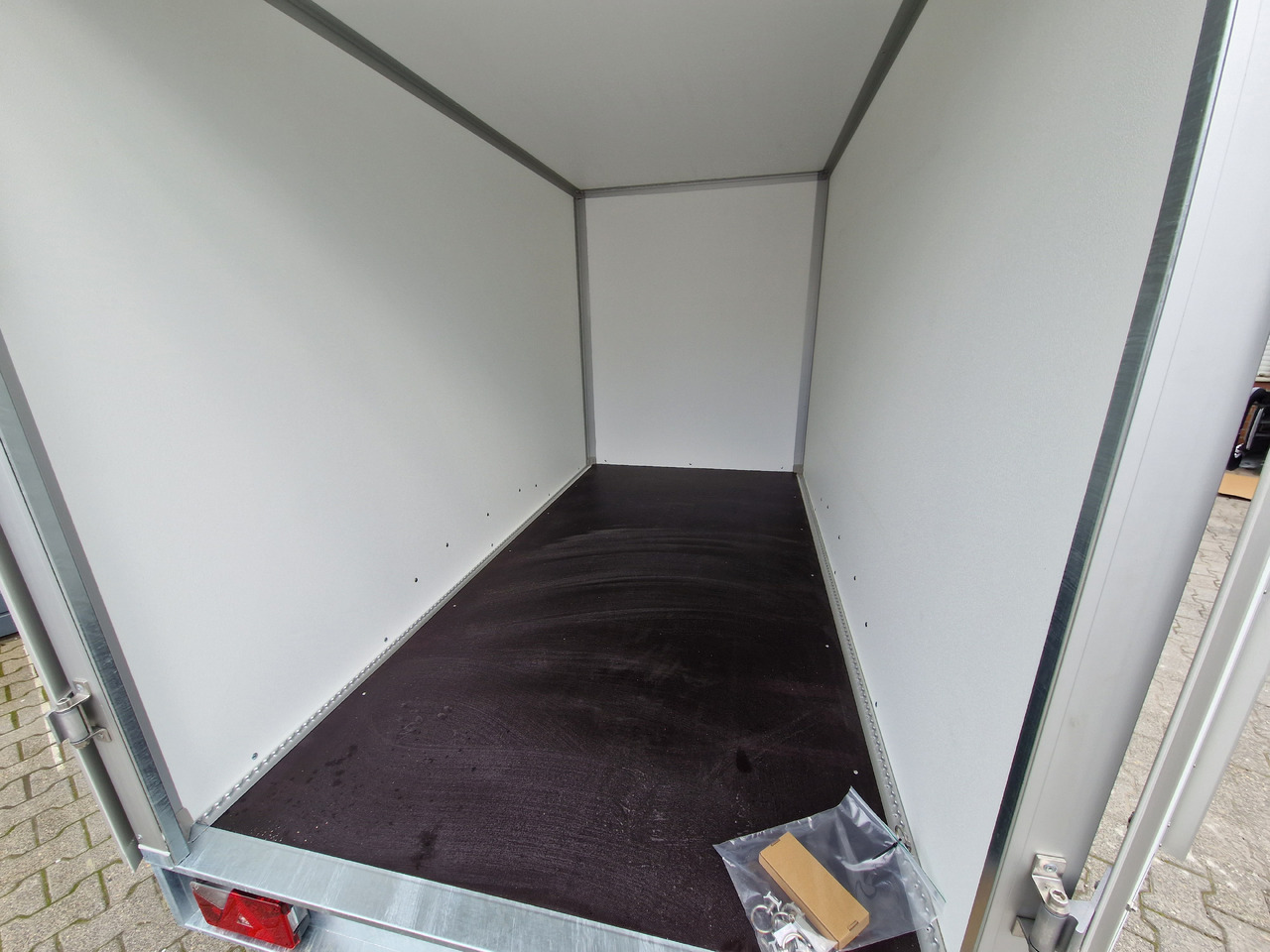 Saris Koffer GO 306 154 180 2700 2 306x154x180cm GFK grau (M) 2700kg Modell 2024 - Skříňový přívěs: obrázek 3 Saris Koffer GO 306 154 180 2700 2 306x154x180cm GFK grau (M) 2700kg Modell 2024 - Skříňový přívěs: obrázek 3