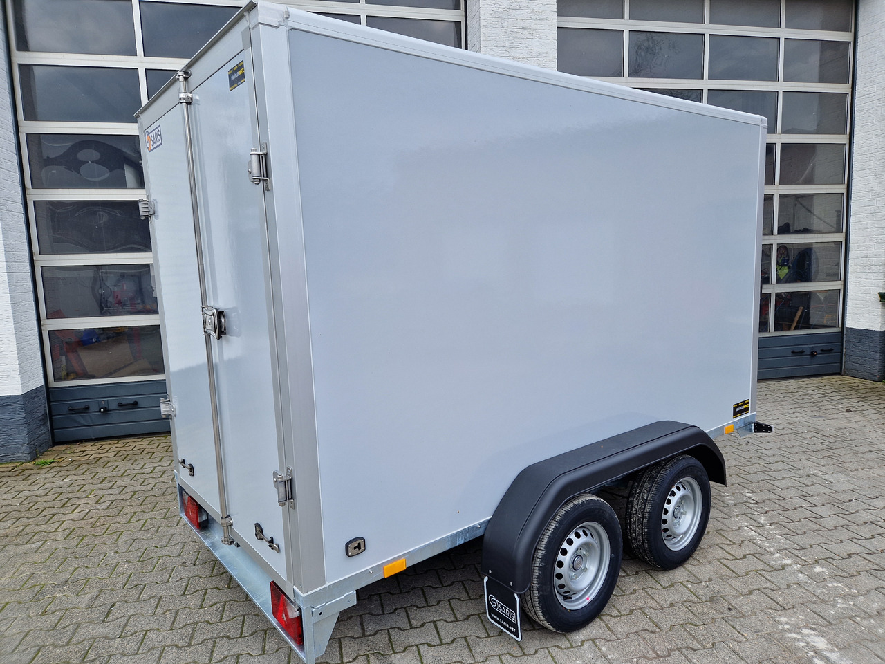 Saris Koffer GO 306 154 180 2700 2 306x154x180cm GFK grau (M) 2700kg Modell 2024 - Skříňový přívěs: obrázek 4 Saris Koffer GO 306 154 180 2700 2 306x154x180cm GFK grau (M) 2700kg Modell 2024 - Skříňový přívěs: obrázek 4