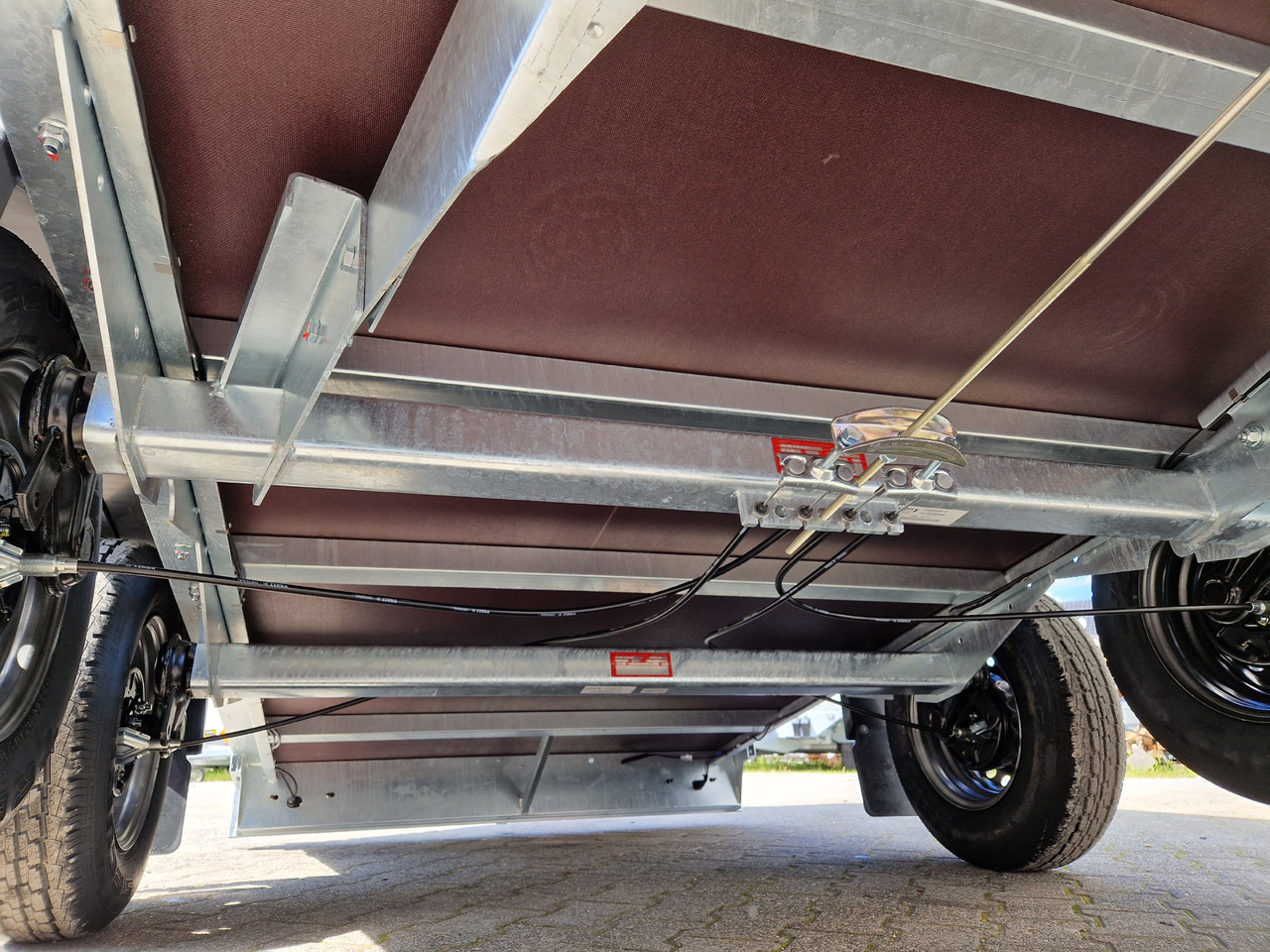 Saris Koffer GO 306 154 180 2700 2 306x154x180cm GFK weiß Auffahrklappe (M) 2700kg Modell 2025 - Skříňový přívěs: obrázek 4 Saris Koffer GO 306 154 180 2700 2 306x154x180cm GFK weiß Auffahrklappe (M) 2700kg Modell 2025 - Skříňový přívěs: obrázek 4