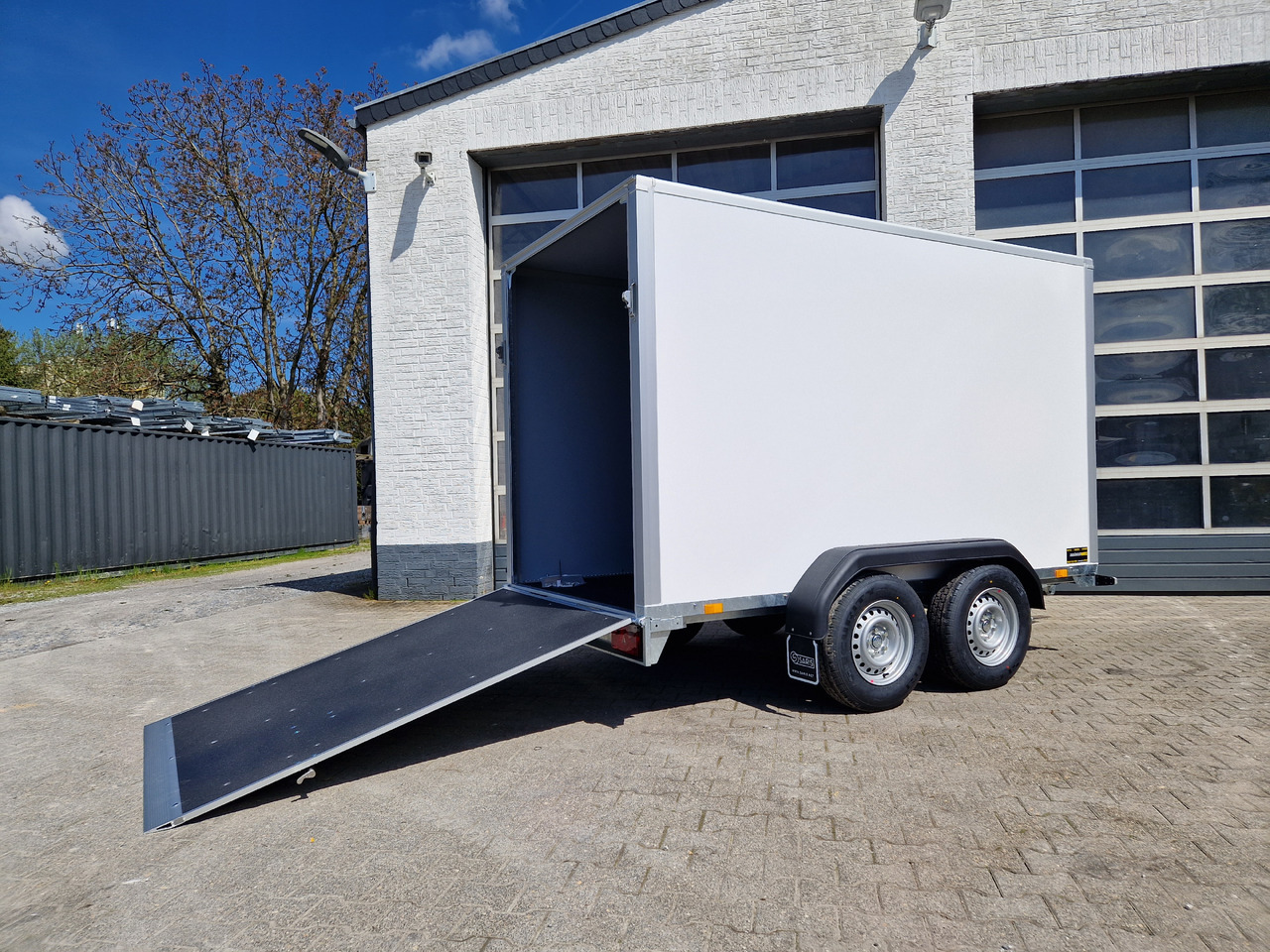 Saris Koffer GO 306 154 180 2700 2 306x154x180cm GFK weiß Auffahrklappe (M) 2700kg Modell 2025 - Skříňový přívěs: obrázek 1 Saris Koffer GO 306 154 180 2700 2 306x154x180cm GFK weiß Auffahrklappe (M) 2700kg Modell 2025 - Skříňový přívěs: obrázek 1