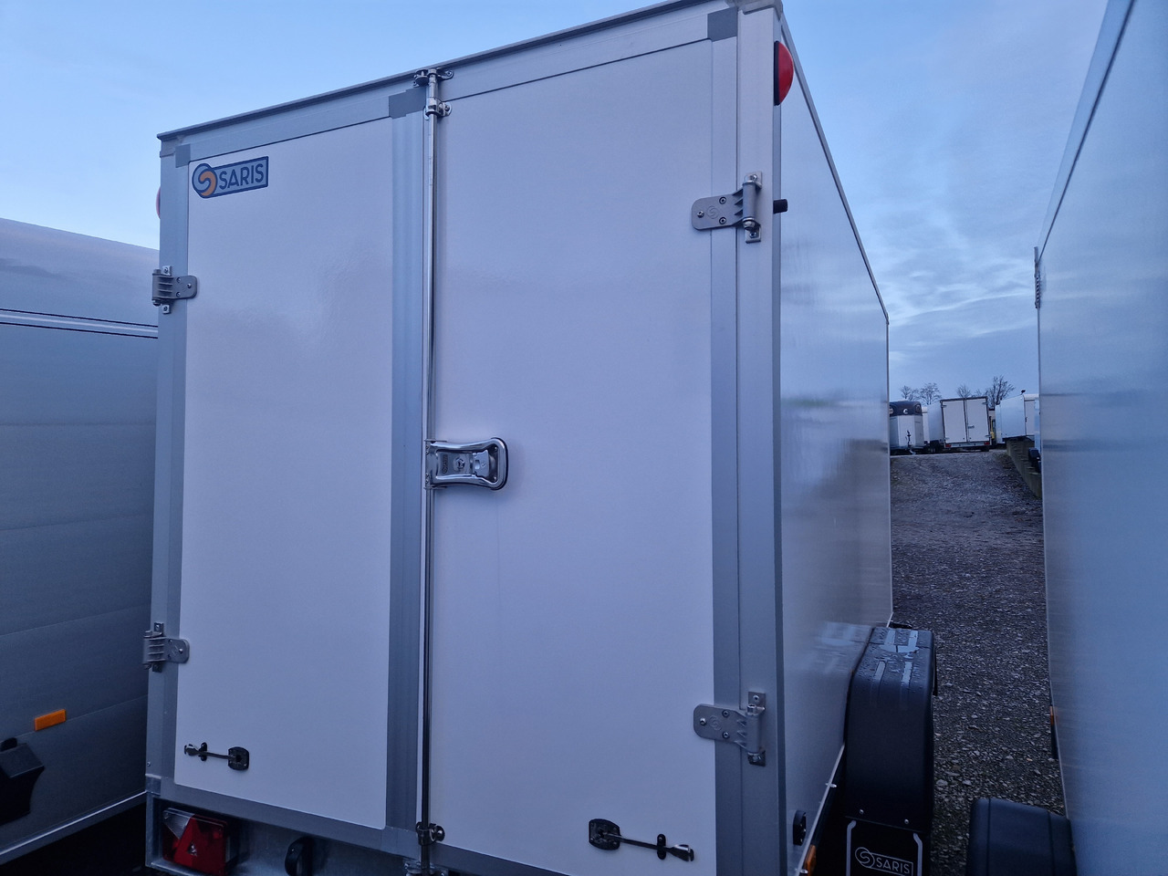 Saris Koffer GO 3506 169 180 2700 2 356x169x180cm weiss GFK (L) 2700kg Modell 2024 - Skříňový přívěs: obrázek 2 Saris Koffer GO 3506 169 180 2700 2 356x169x180cm weiss GFK (L) 2700kg Modell 2024 - Skříňový přívěs: obrázek 2