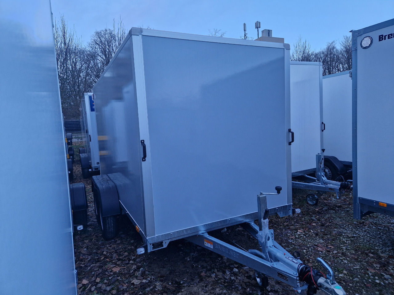 Saris Koffer GO 356 169 180 2700 2 356x169x180cm grau GFK Heckrampe (L) 2700kg - Skříňový přívěs: obrázek 1 Saris Koffer GO 356 169 180 2700 2 356x169x180cm grau GFK Heckrampe (L) 2700kg - Skříňový přívěs: obrázek 1