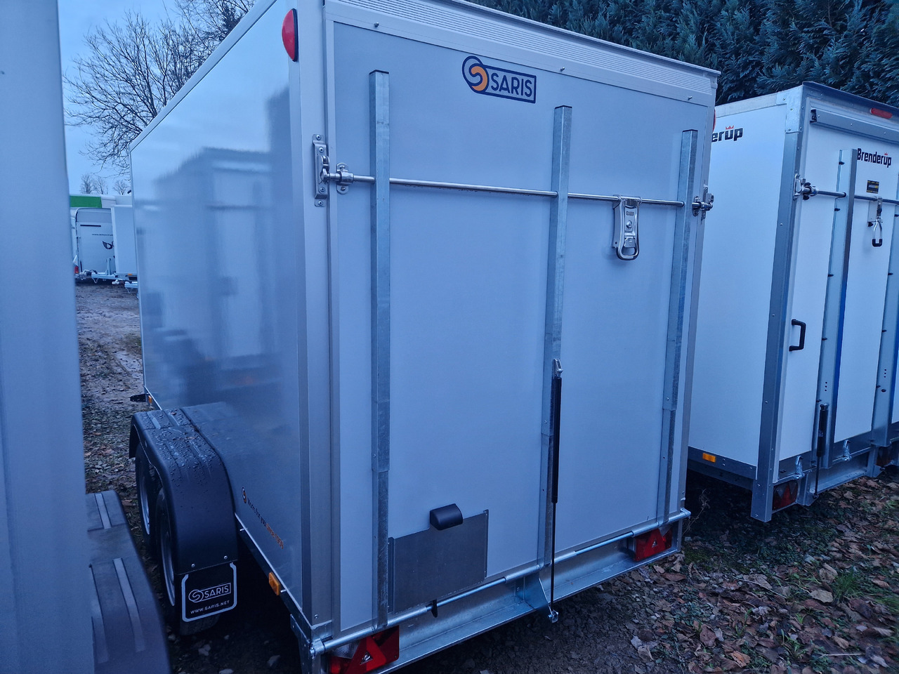 Saris Koffer GO 356 169 180 2700 2 356x169x180cm grau GFK Heckrampe (L) 2700kg - Skříňový přívěs: obrázek 2 Saris Koffer GO 356 169 180 2700 2 356x169x180cm grau GFK Heckrampe (L) 2700kg - Skříňový přívěs: obrázek 2