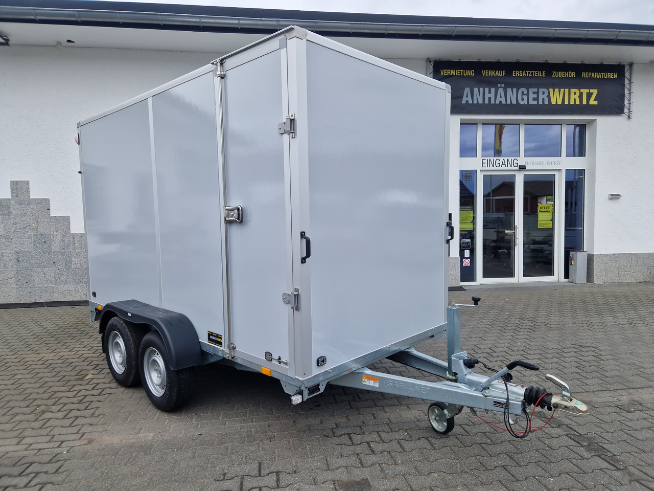 Saris Koffer GO 356 169 200 2700 2 356x169x200cm Hecktüren Seitentür grau GFK (L) 2700kg - Skříňový přívěs: obrázek 2 Saris Koffer GO 356 169 200 2700 2 356x169x200cm Hecktüren Seitentür grau GFK (L) 2700kg - Skříňový přívěs: obrázek 2