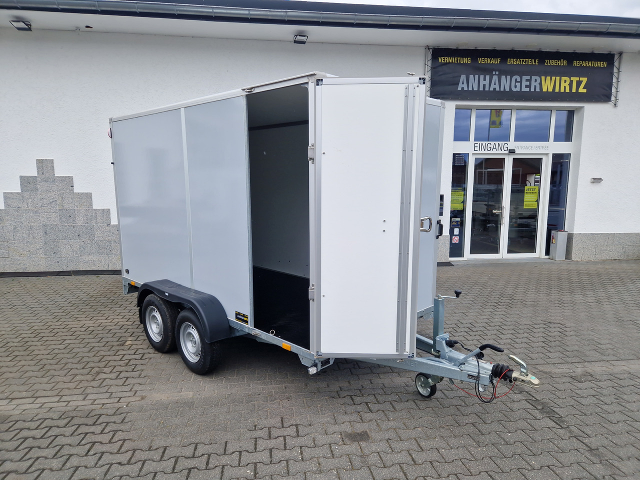 Saris Koffer GO 356 169 200 2700 2 356x169x200cm Hecktüren Seitentür grau GFK (L) 2700kg - Skříňový přívěs: obrázek 1 Saris Koffer GO 356 169 200 2700 2 356x169x200cm Hecktüren Seitentür grau GFK (L) 2700kg - Skříňový přívěs: obrázek 1