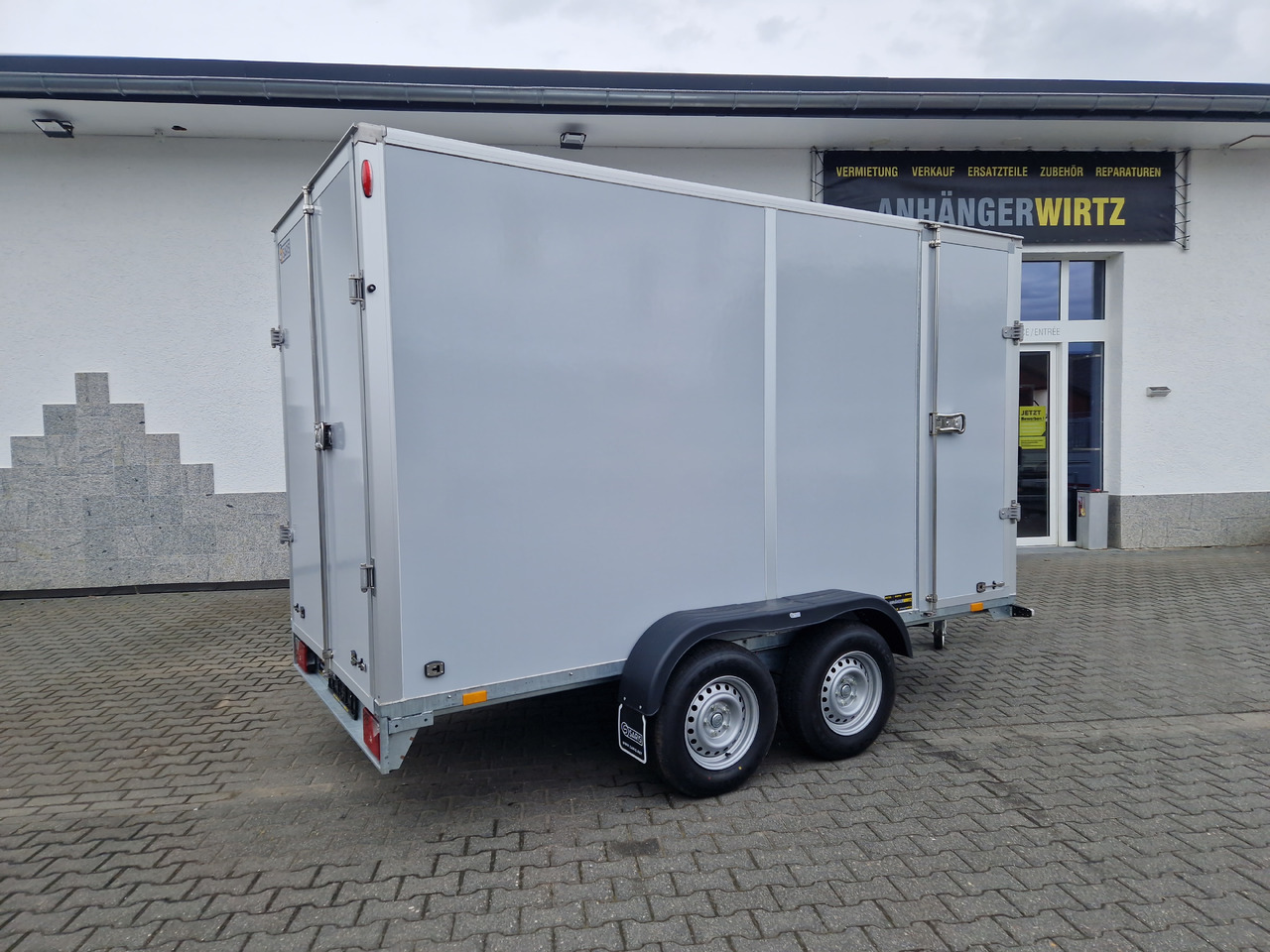 Saris Koffer GO 356 169 200 2700 2 356x169x200cm Hecktüren Seitentür grau GFK (L) 2700kg - Skříňový přívěs: obrázek 5 Saris Koffer GO 356 169 200 2700 2 356x169x200cm Hecktüren Seitentür grau GFK (L) 2700kg - Skříňový přívěs: obrázek 5