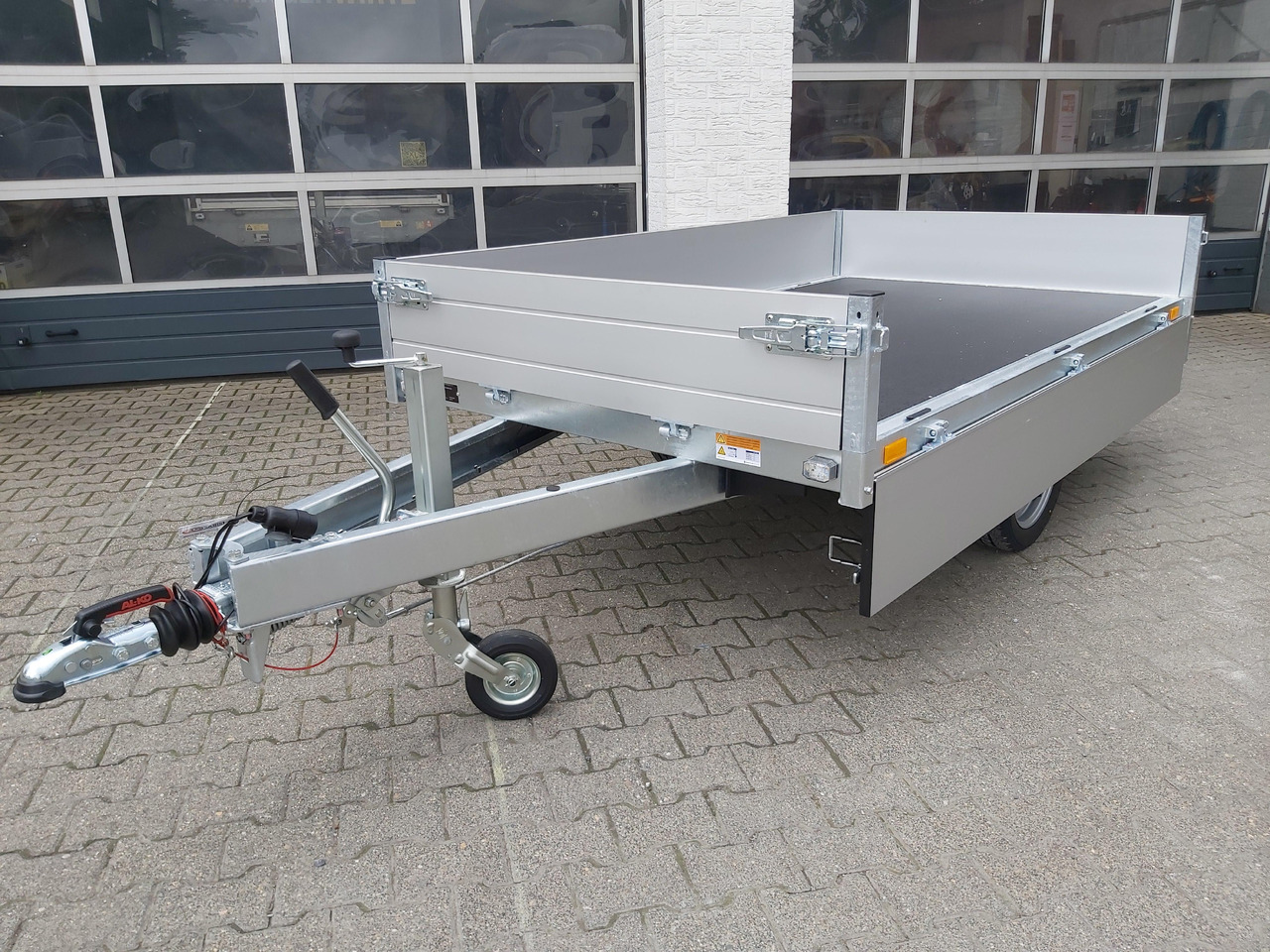 Saris PL 256 150 1500 1 256x150x30cm 13" 1500kg Modell 2024 - Přívěsný vozík: obrázek 3 Saris PL 256 150 1500 1 256x150x30cm 13" 1500kg Modell 2024 - Přívěsný vozík: obrázek 3