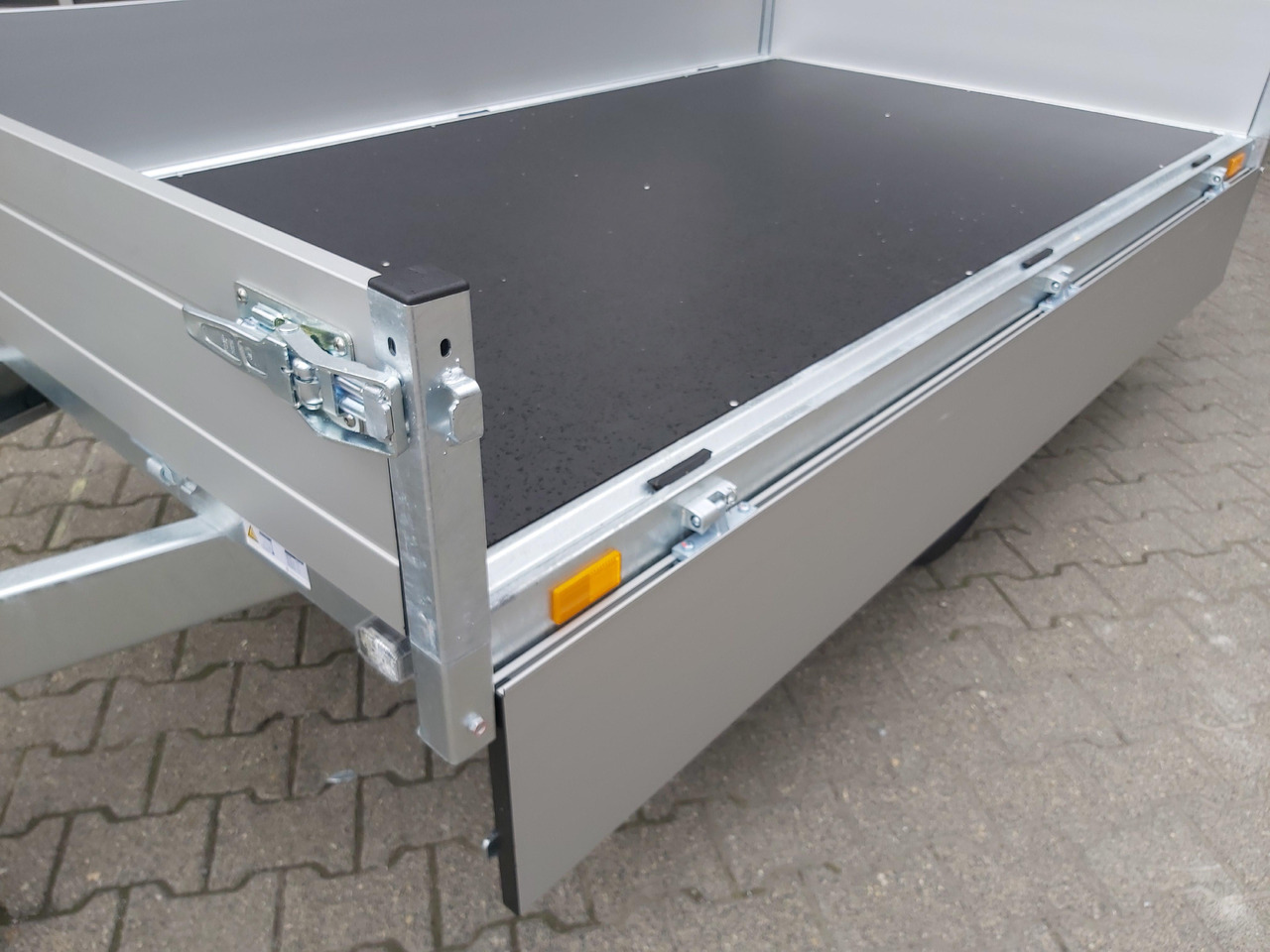 Saris PL 256 150 1500 1 256x150x30cm 13" 1500kg Modell 2024 - Přívěsný vozík: obrázek 4 Saris PL 256 150 1500 1 256x150x30cm 13" 1500kg Modell 2024 - Přívěsný vozík: obrázek 4