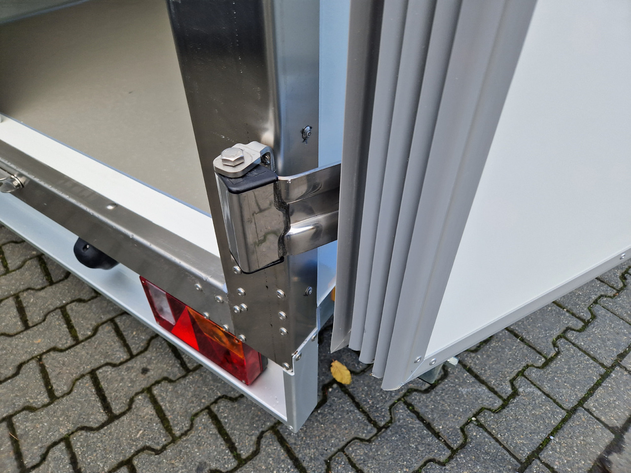 Tiefkühlanhänger AZK 2734/156 336x156x200cm 100 Frigoliner GOVI K6 bis -18°C (M) 2700kg - Chladírenský přívěs: obrázek 3 Tiefkühlanhänger AZK 2734/156 336x156x200cm 100 Frigoliner GOVI K6 bis -18°C (M) 2700kg - Chladírenský přívěs: obrázek 3