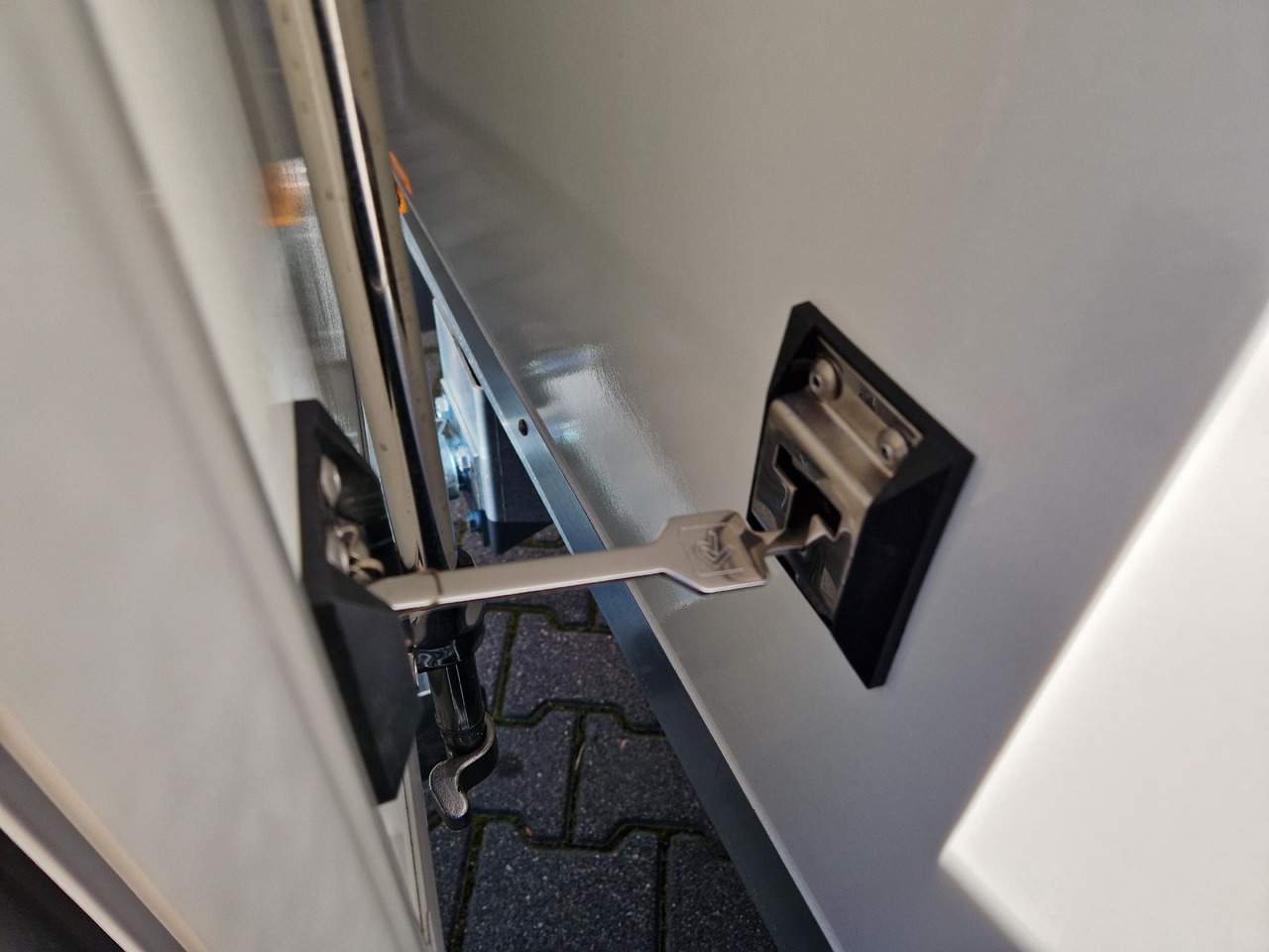 Tiefkühlanhänger AZK 2734/180 336x170x200cm 100/100 GOVI K6 bis -18°C (M) 2700kg - Chladírenský přívěs: obrázek 4 Tiefkühlanhänger AZK 2734/180 336x170x200cm 100/100 GOVI K6 bis -18°C (M) 2700kg - Chladírenský přívěs: obrázek 4